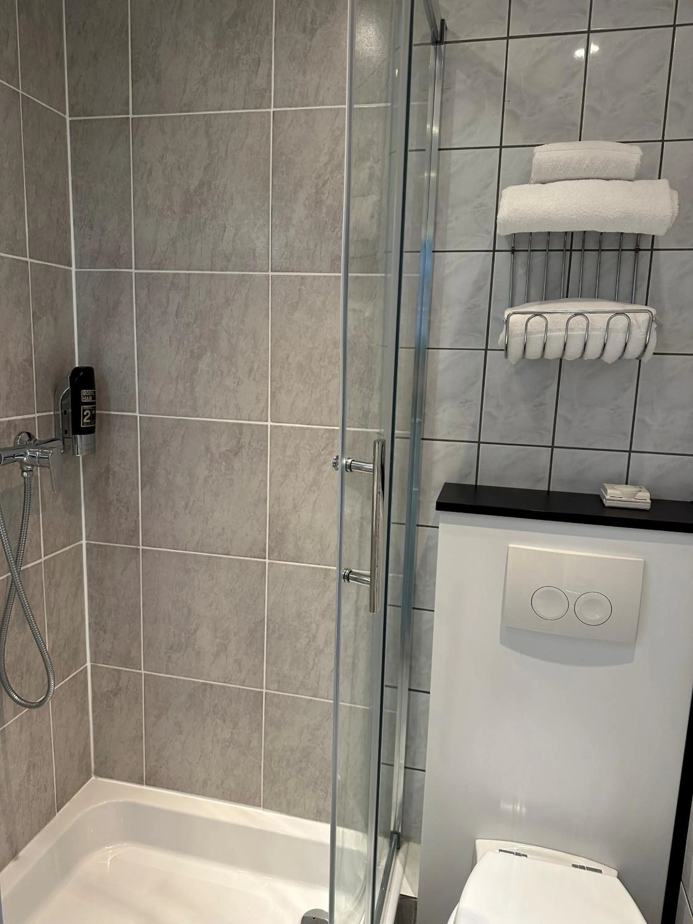 Shower in Hotel Goldenes Lamm