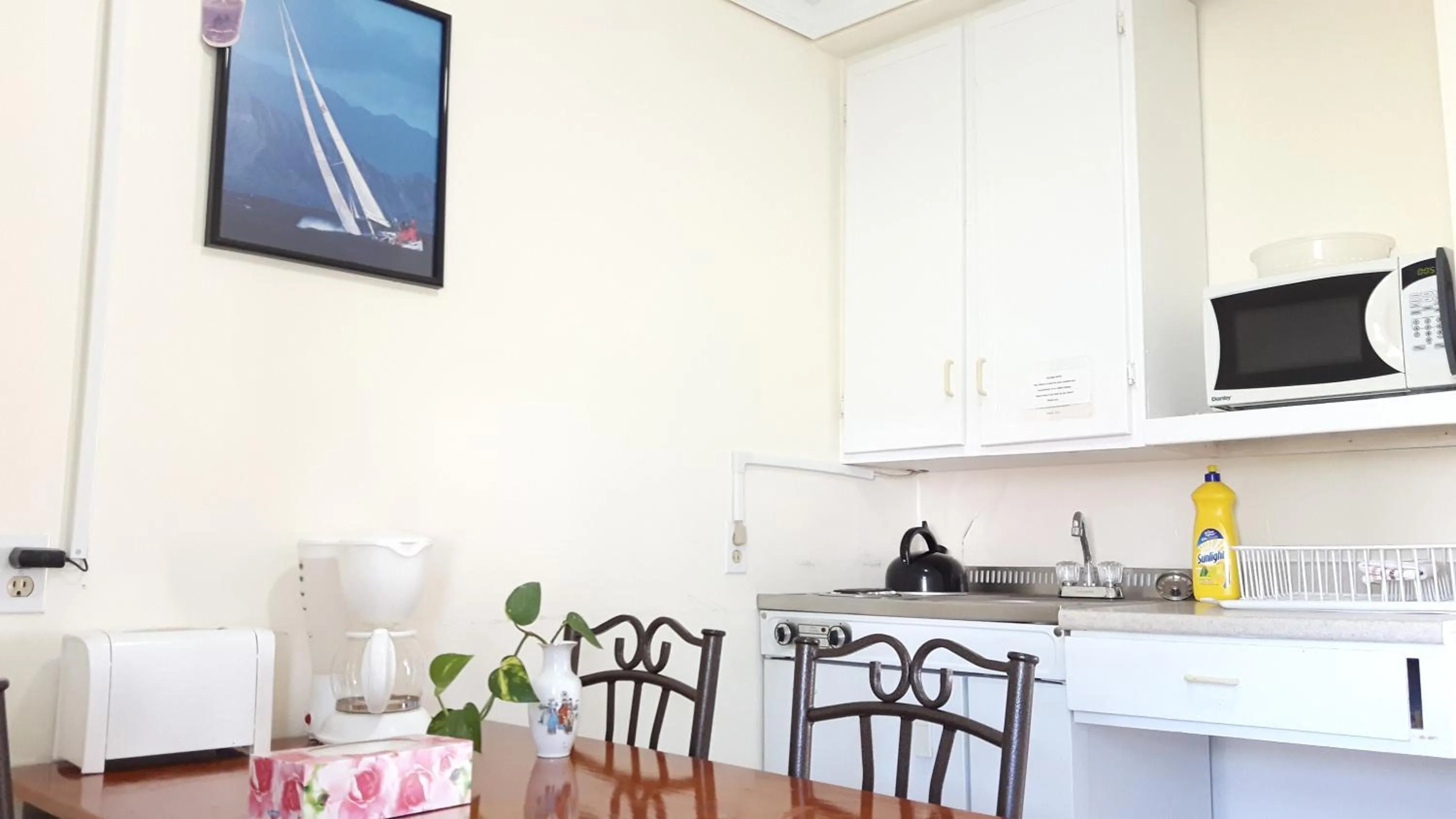 Kitchen or kitchenette, Kitchen/Kitchenette in The Maplewood Motel