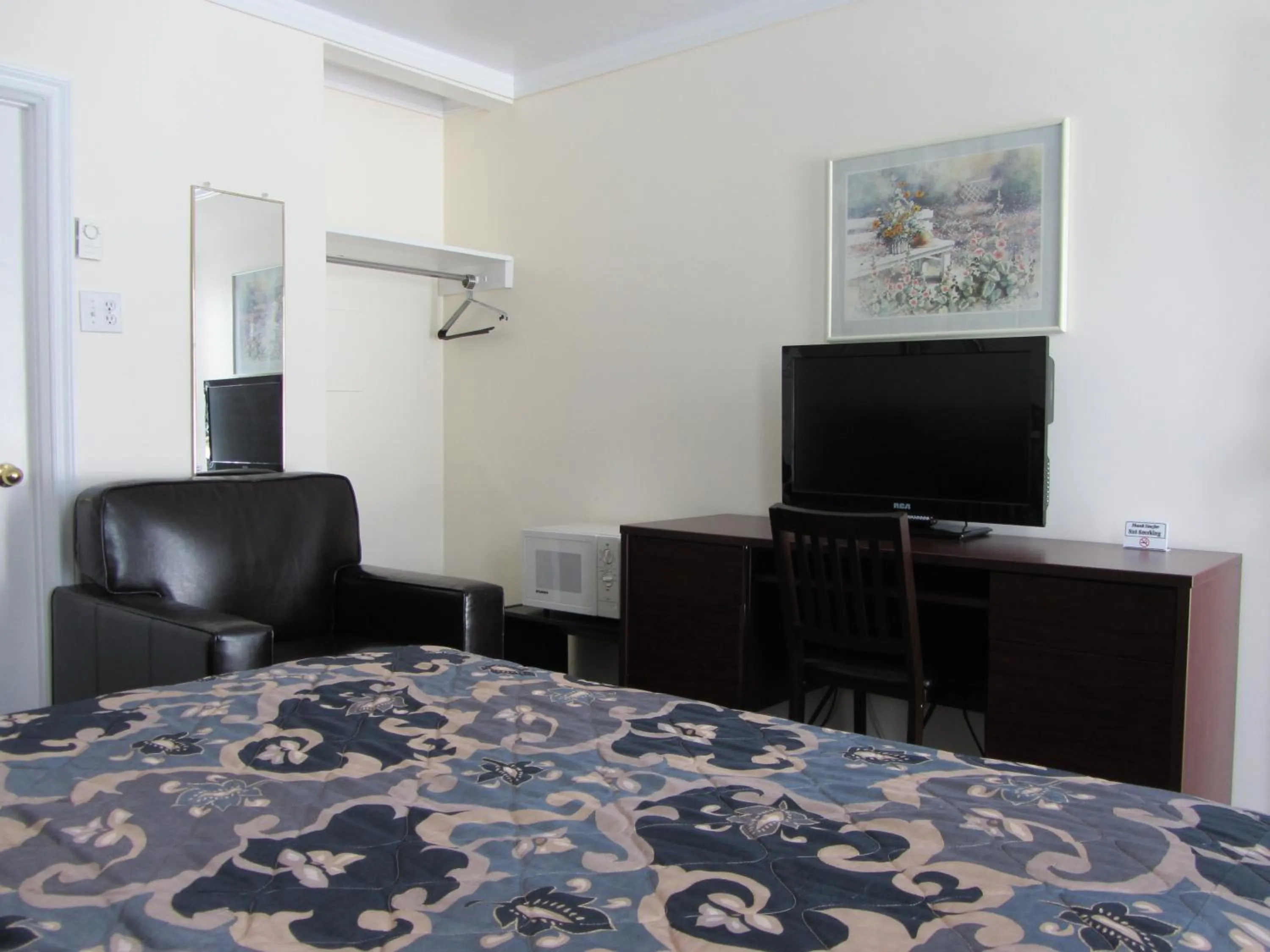 TV and multimedia, TV/Entertainment Center in The Maplewood Motel