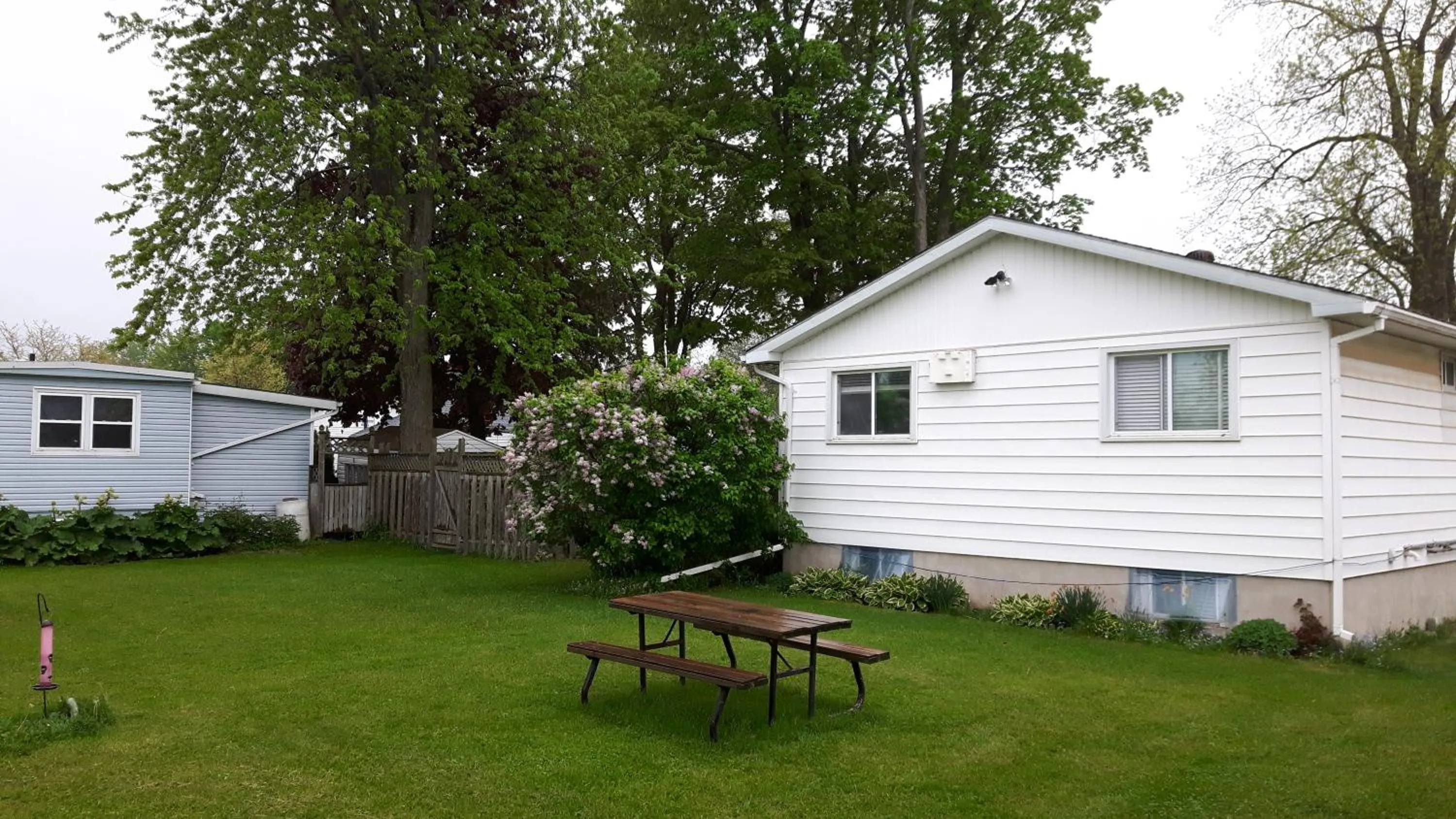 BBQ facilities, Property Building in The Maplewood Motel