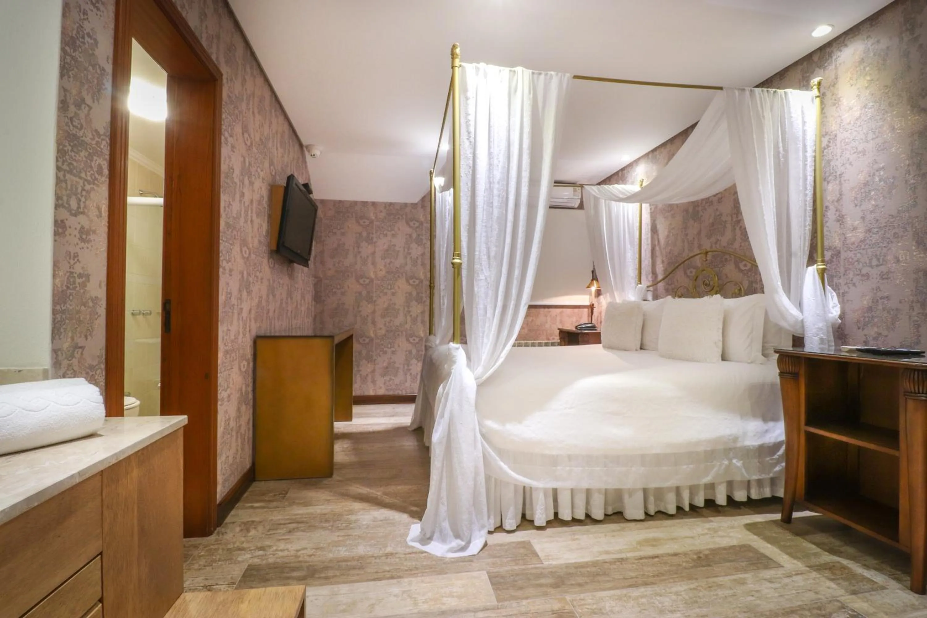 Photo of the whole room, Bed in Pousada Ares da Serra - Centro