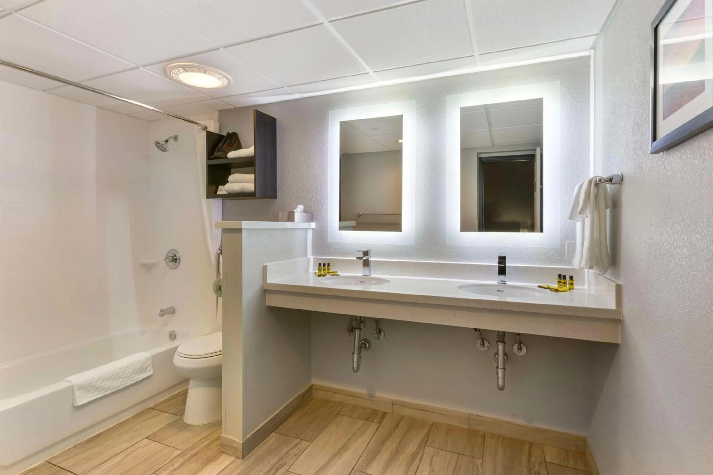 Bathroom in Best Western Plus Sun Canyon