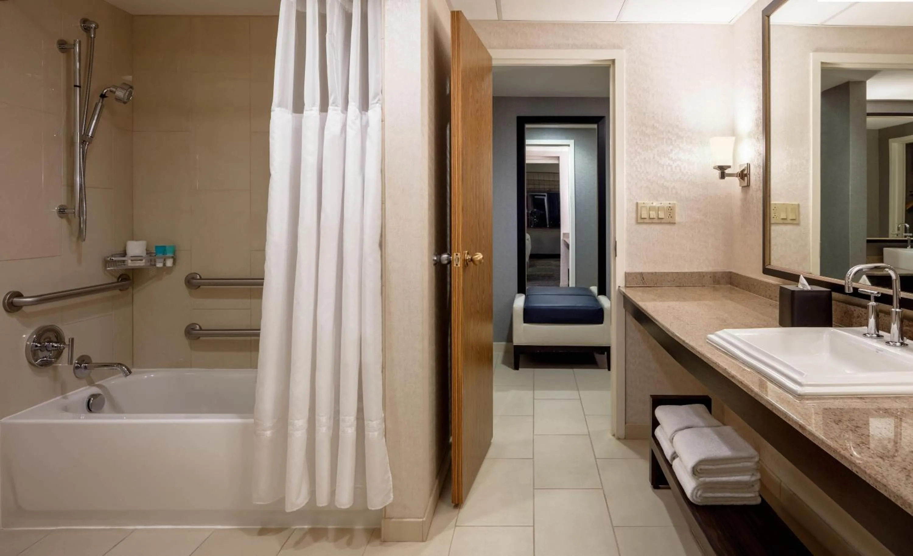 Bathroom, Bed in Hyatt Regency Saint Louis at The Arch