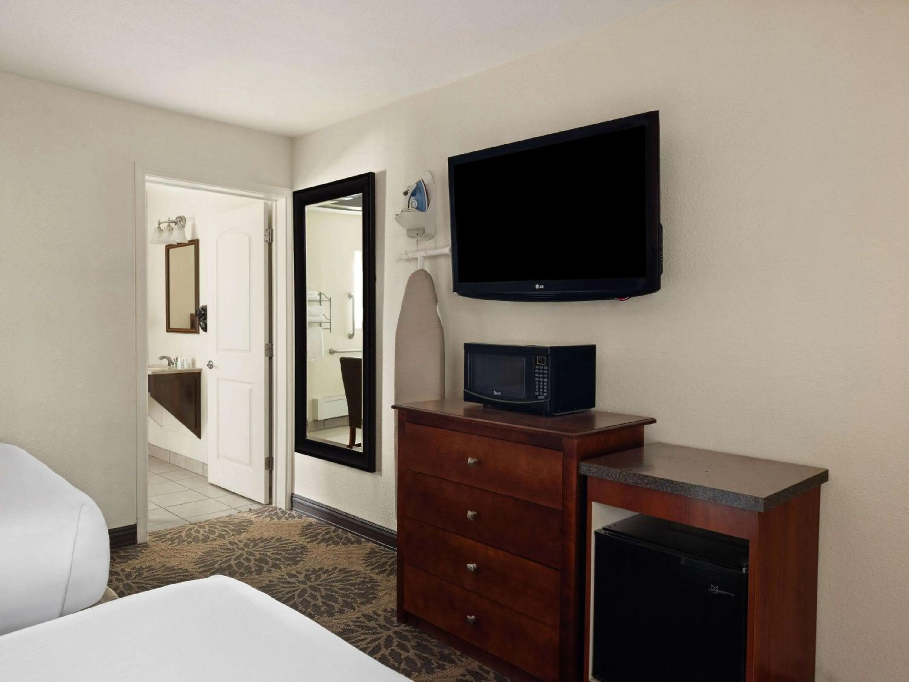 Photo of the whole room, Bed in Ramada by Wyndham Elko Hotel at Stockmen's Casino