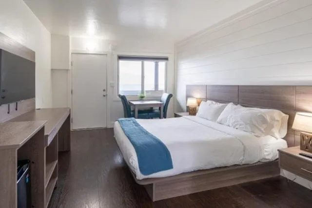 Bed in Sea Breeze Motel