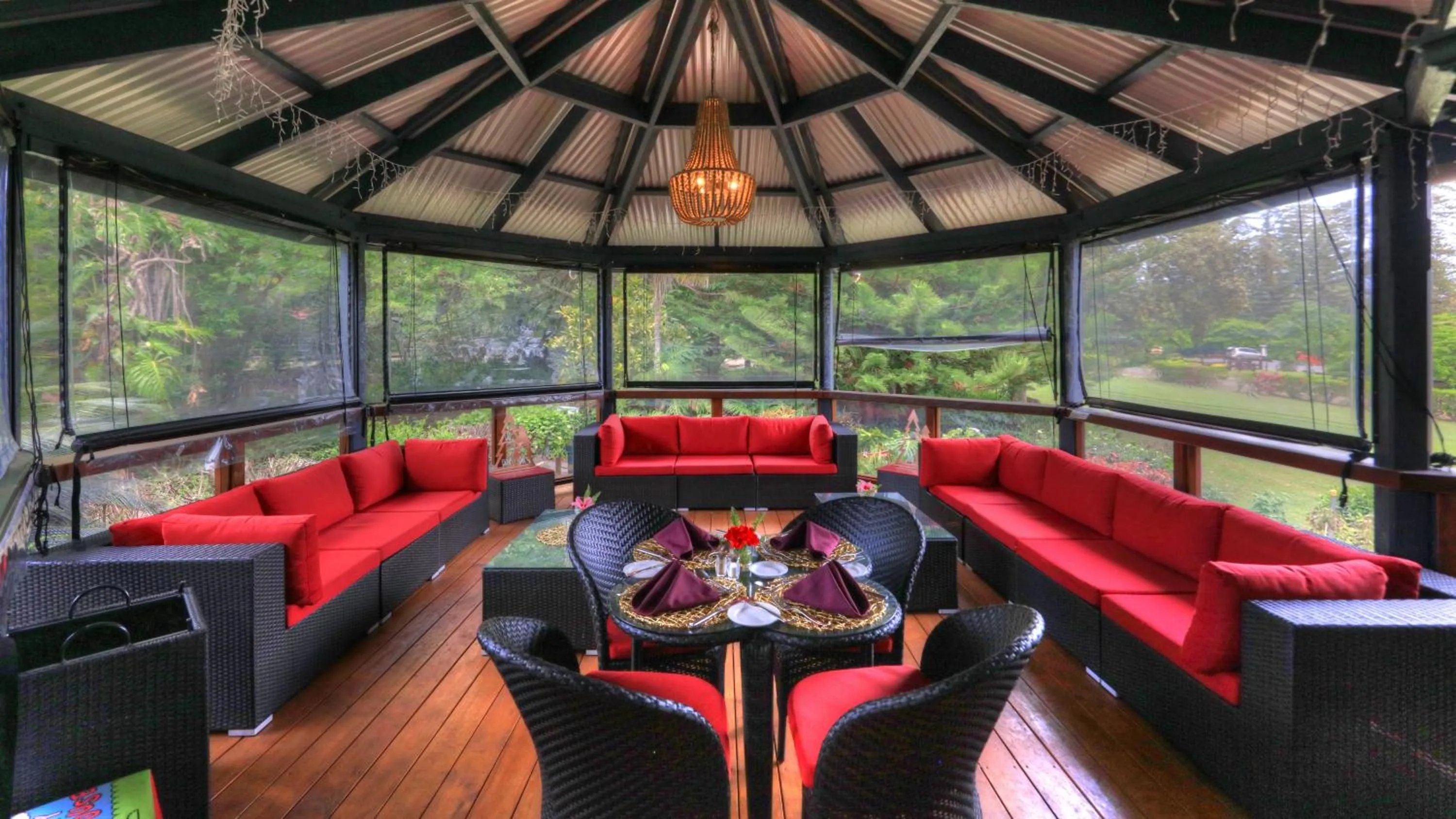 Restaurant/places to eat in Paradise Hotel & Resort