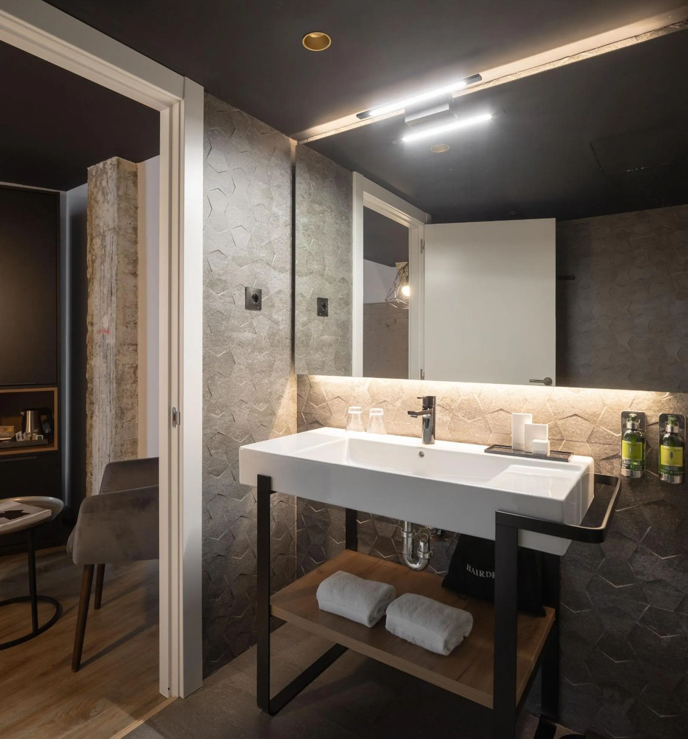 Toilet in Hotel Tayko Bilbao