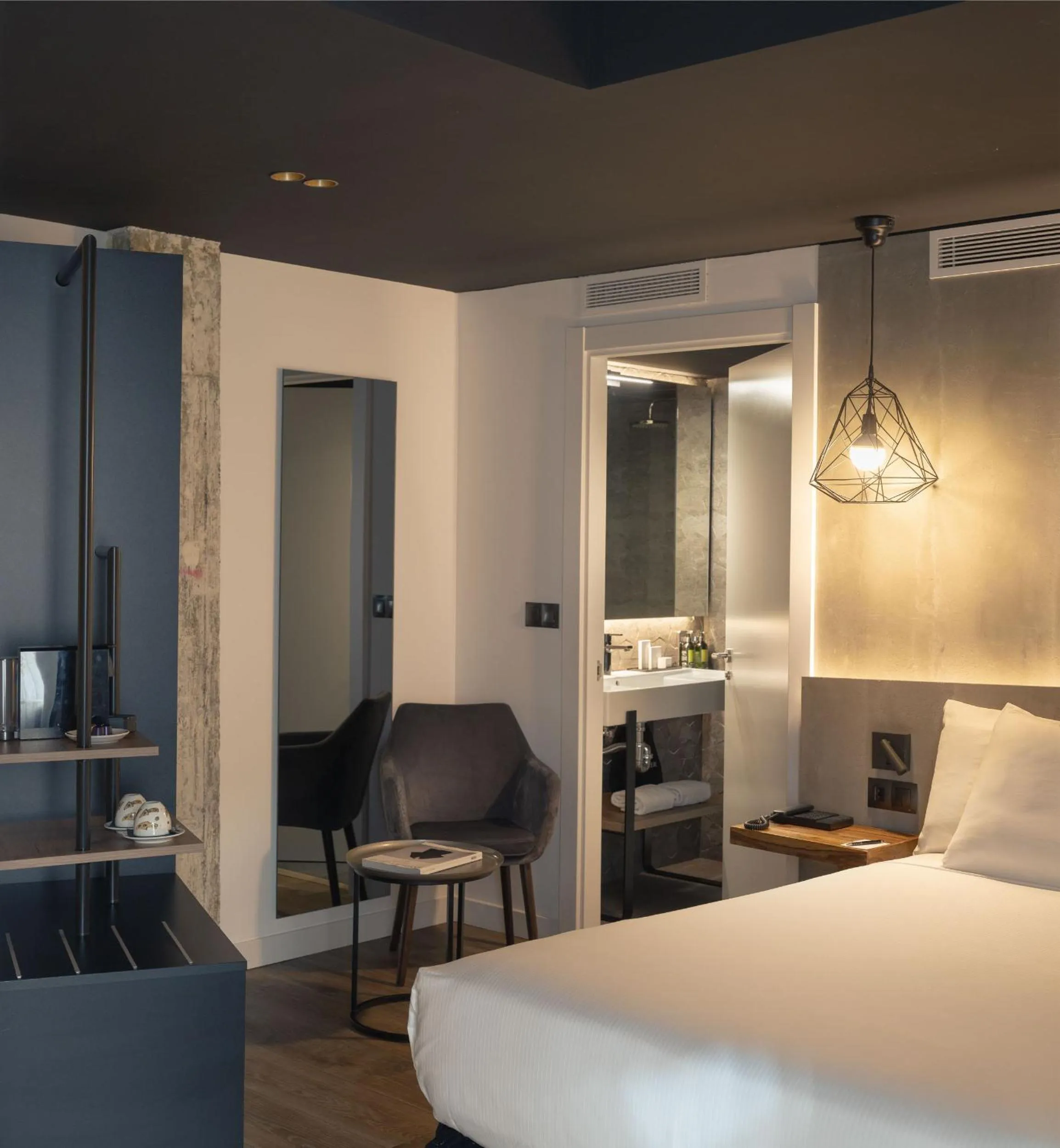 Bedroom, Bed in Hotel Tayko Bilbao