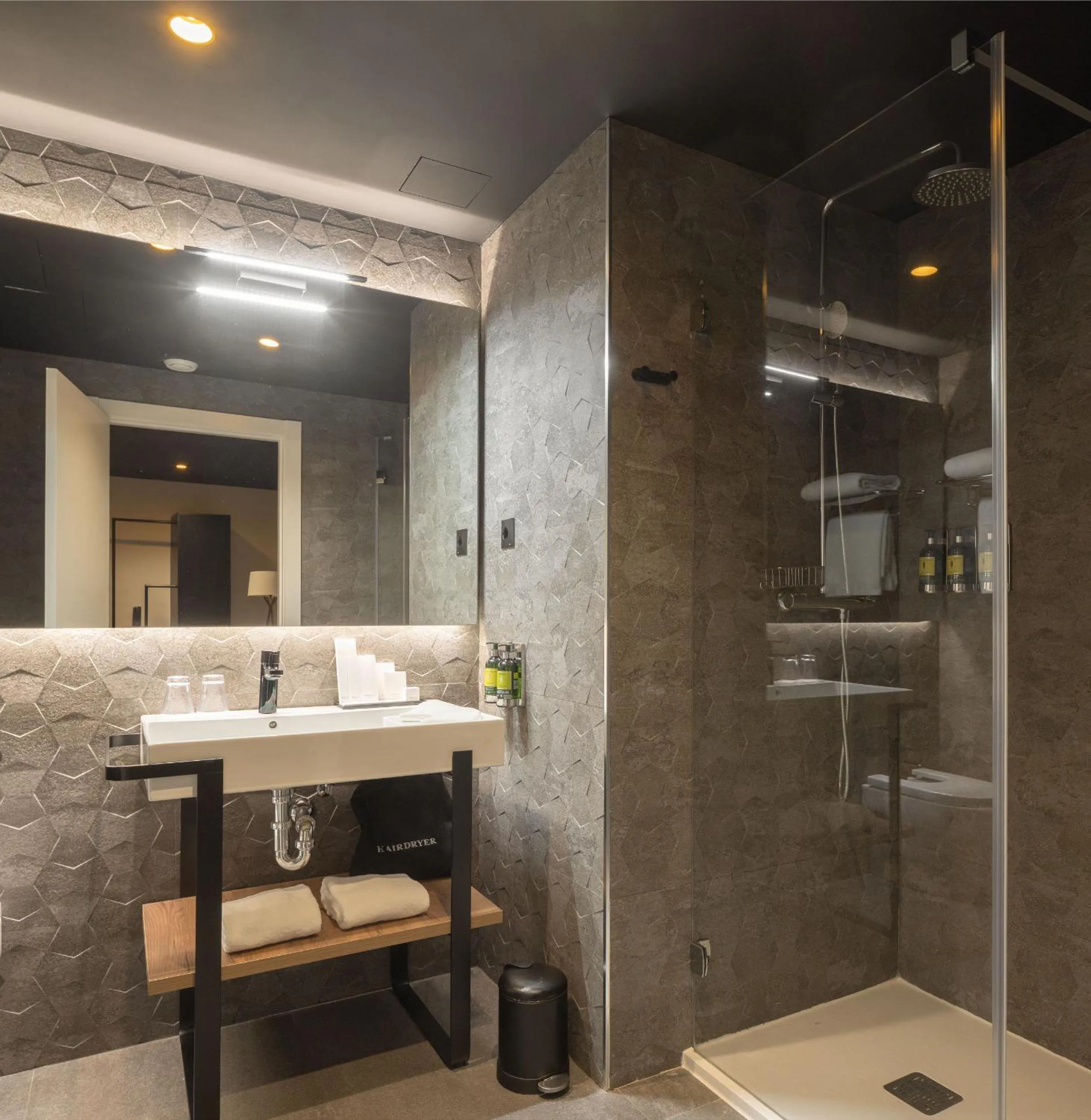 Toilet in Hotel Tayko Bilbao