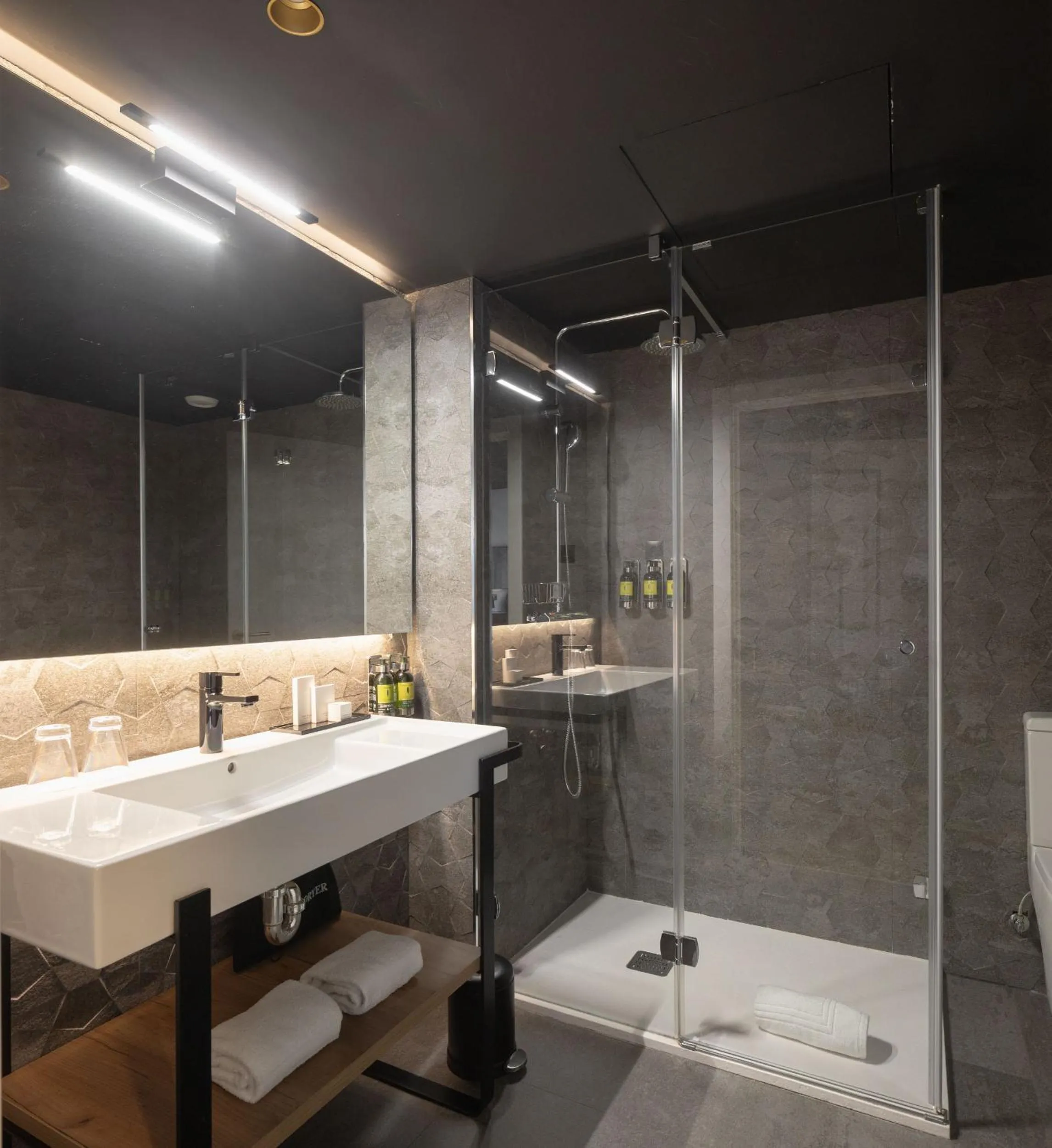 Shower in Hotel Tayko Bilbao