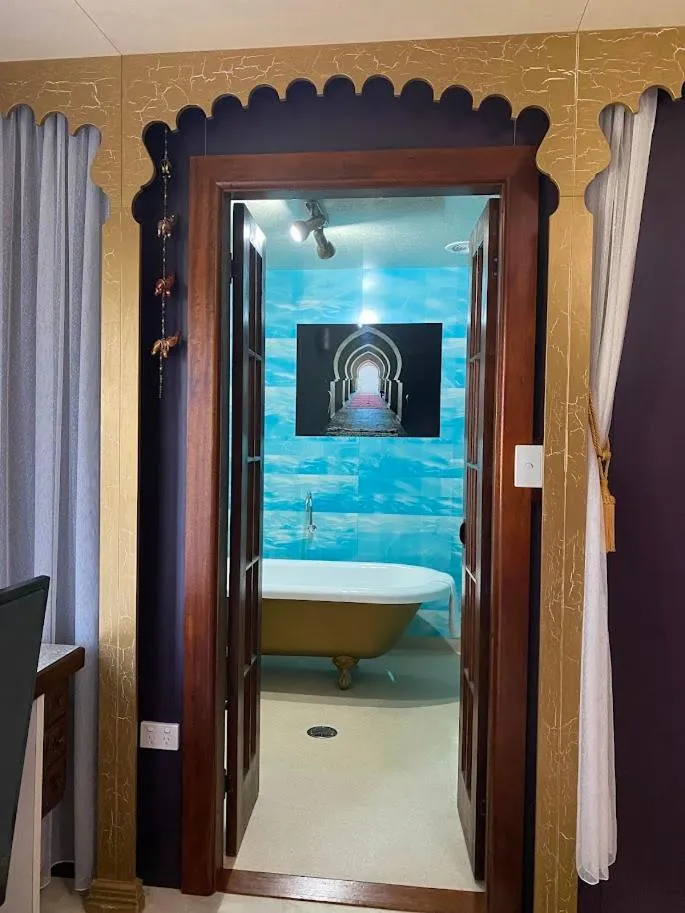 Bathroom, Bed in The Retreat at Froog Moore Park