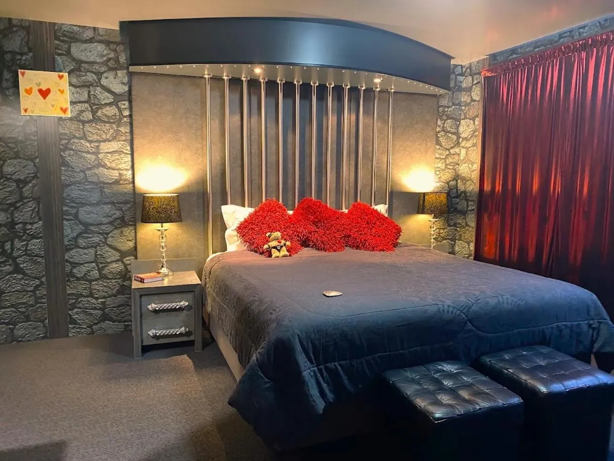 Bedroom, Bed in The Retreat at Froog Moore Park