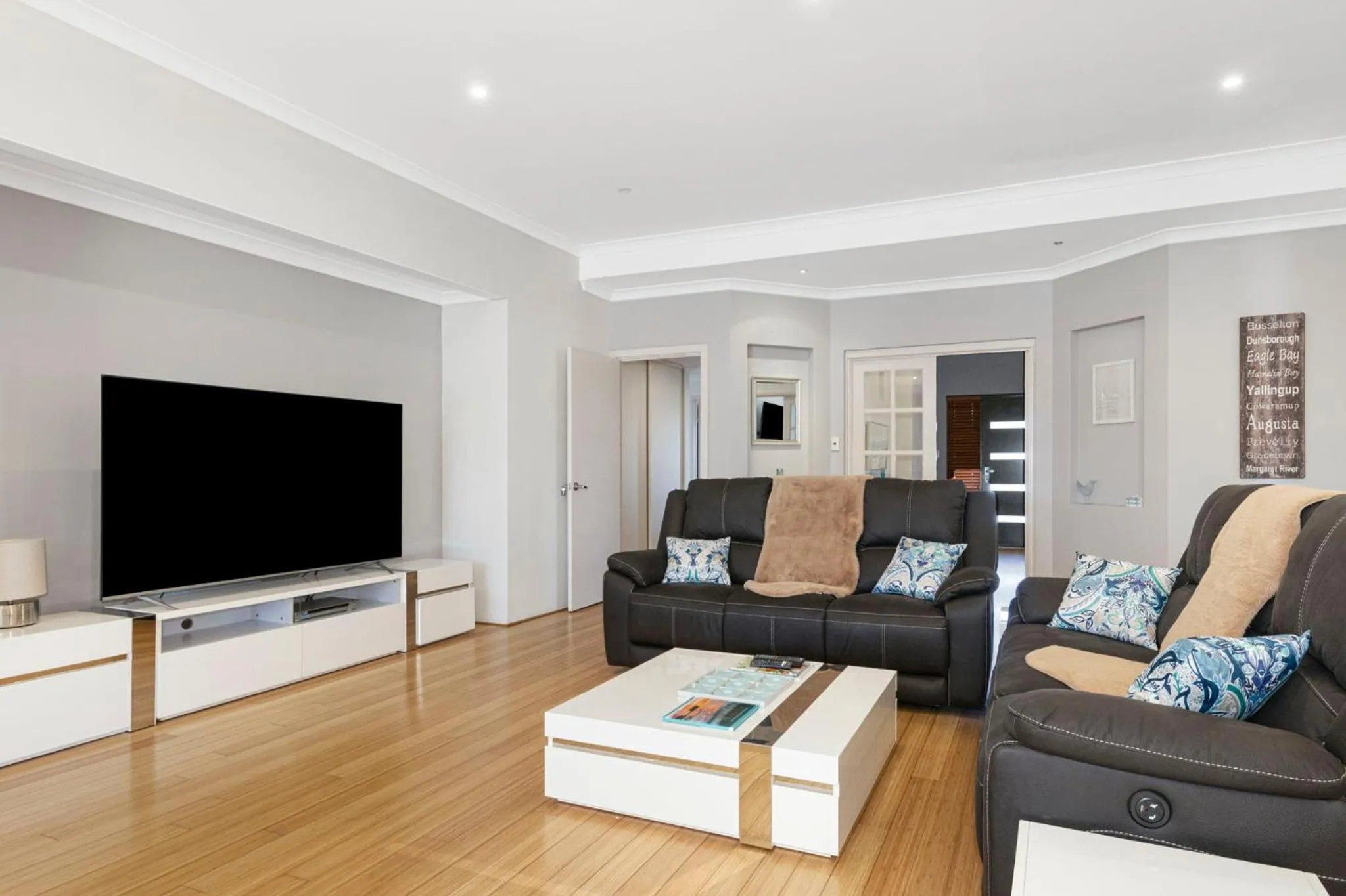 Communal lounge/ TV room in Baudins of Busselton Bed and Breakfast - Adults only