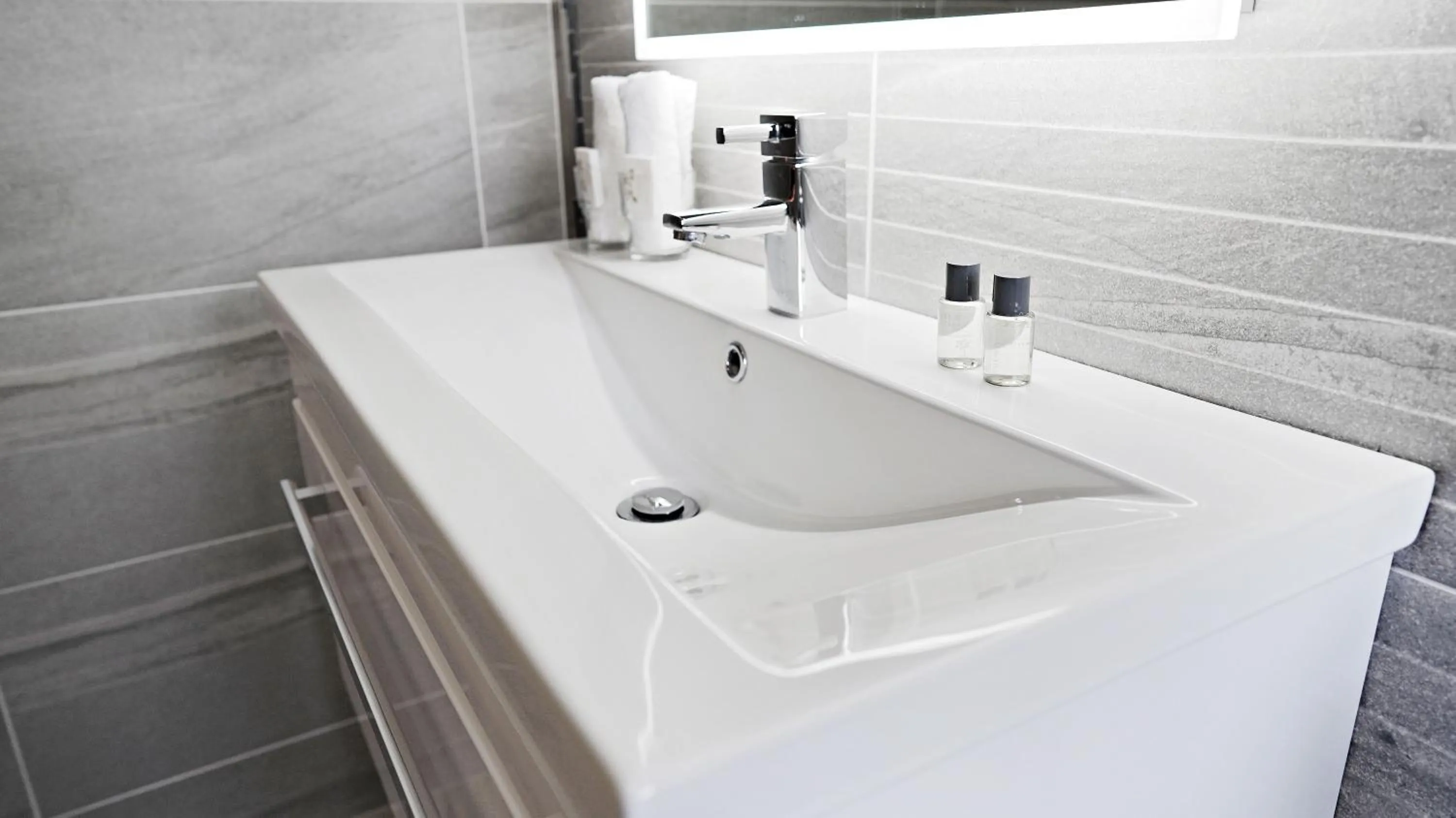 Bathroom in Tully's Hotel