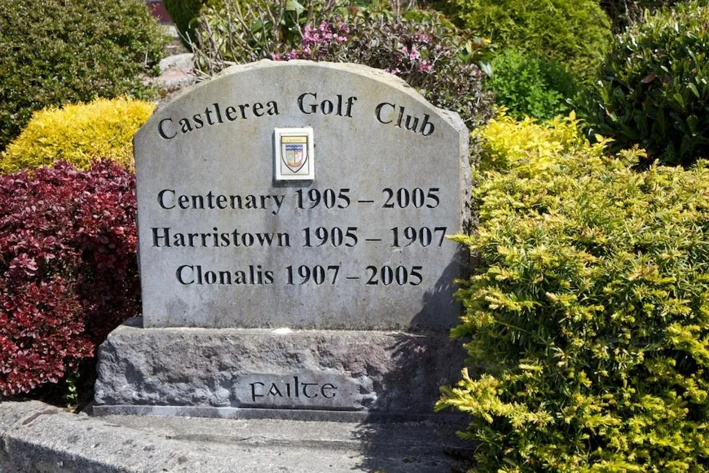 Minigolf in Tully's Hotel