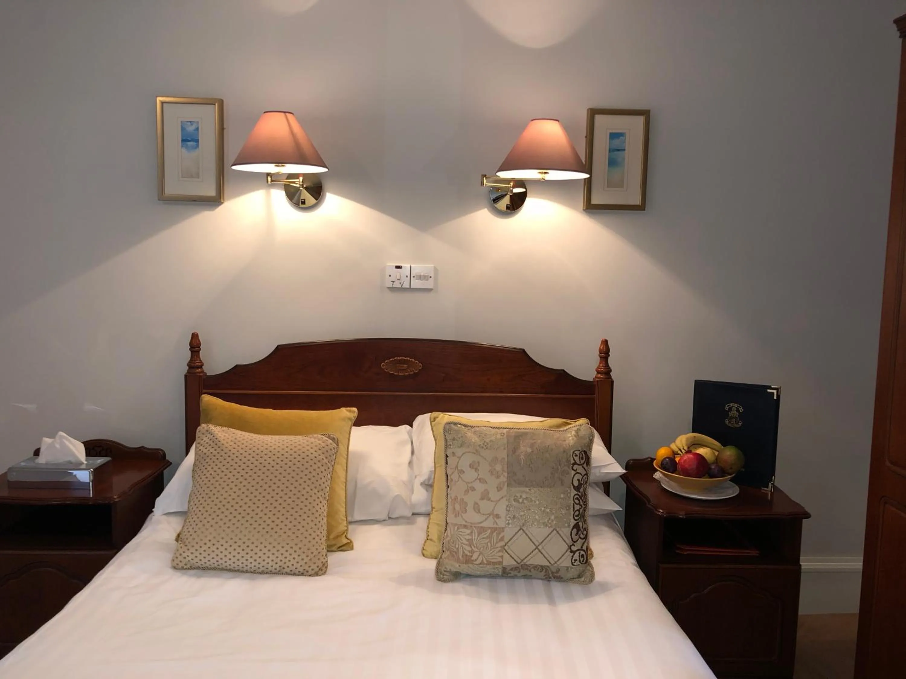 Photo of the whole room, Bed in Tully's Hotel