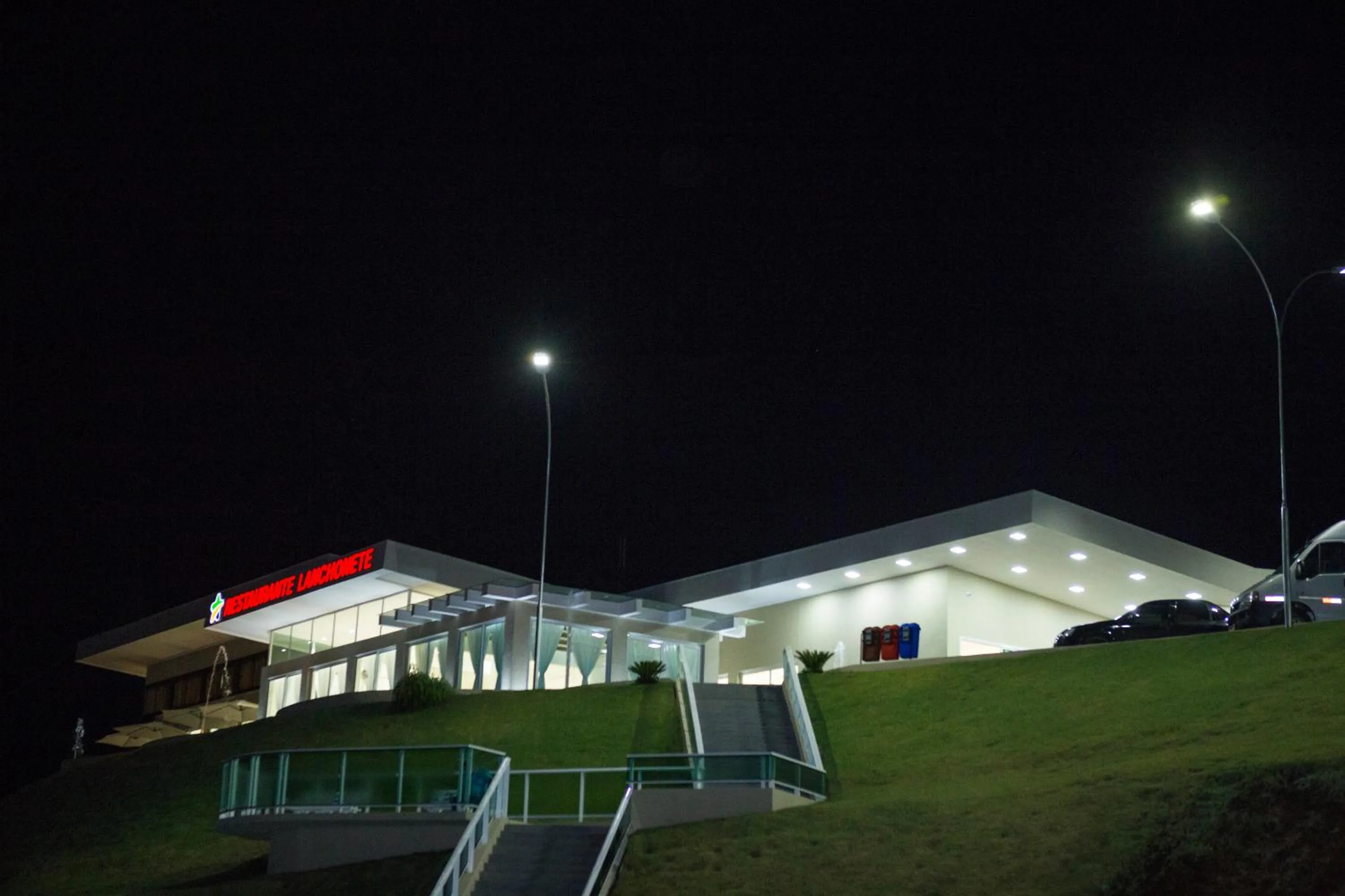 Restaurant/places to eat in HOTEL HPR