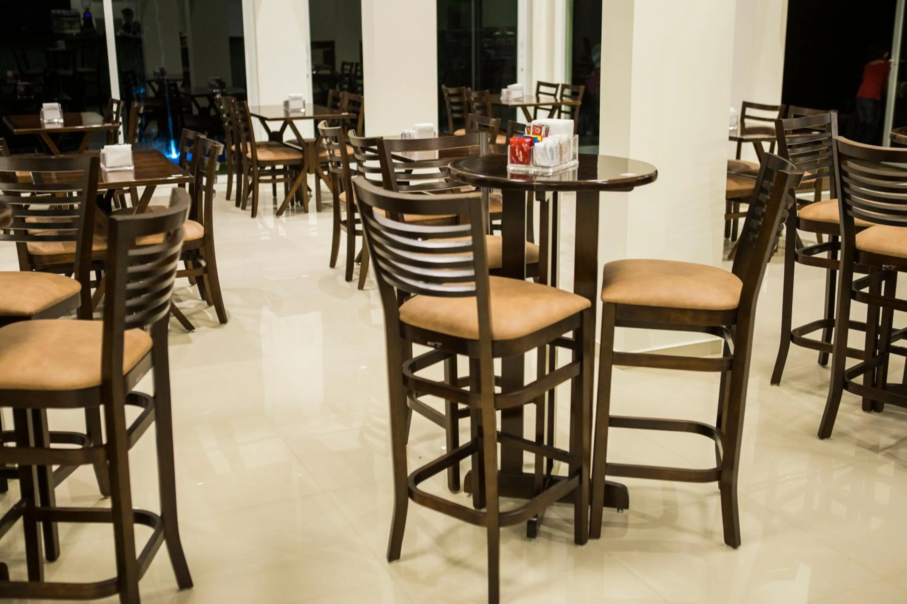 Restaurant/places to eat in HOTEL HPR