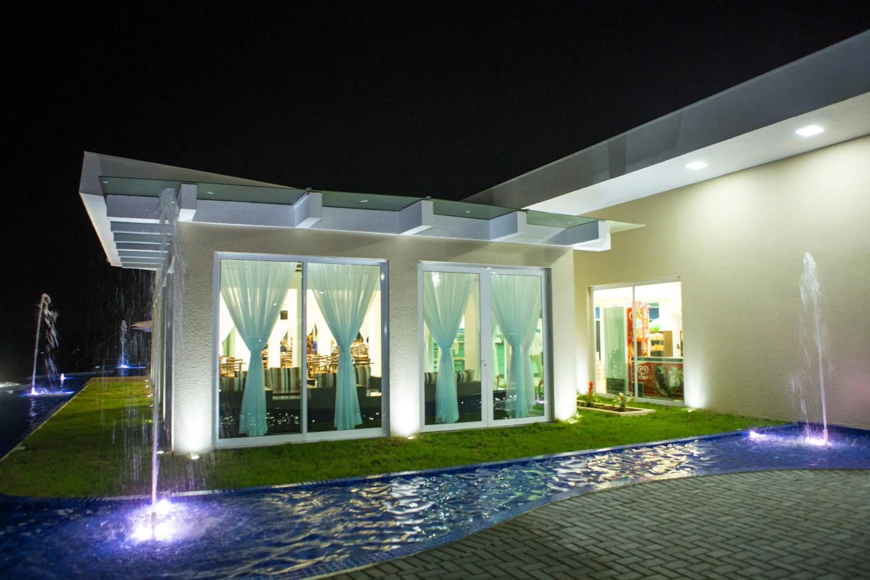 Restaurant/places to eat in HOTEL HPR