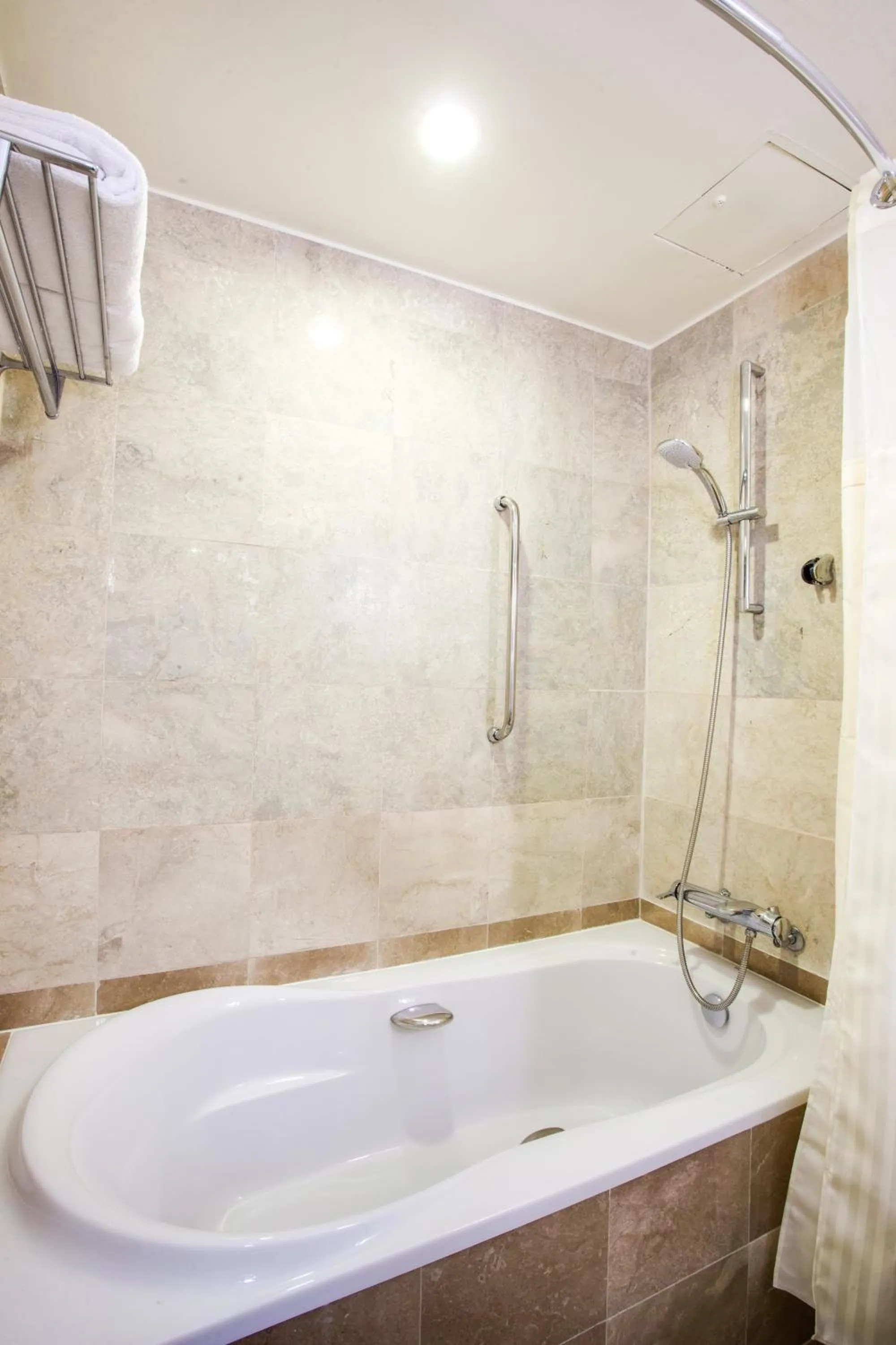 Bath in Hilton Guam Resort & Spa