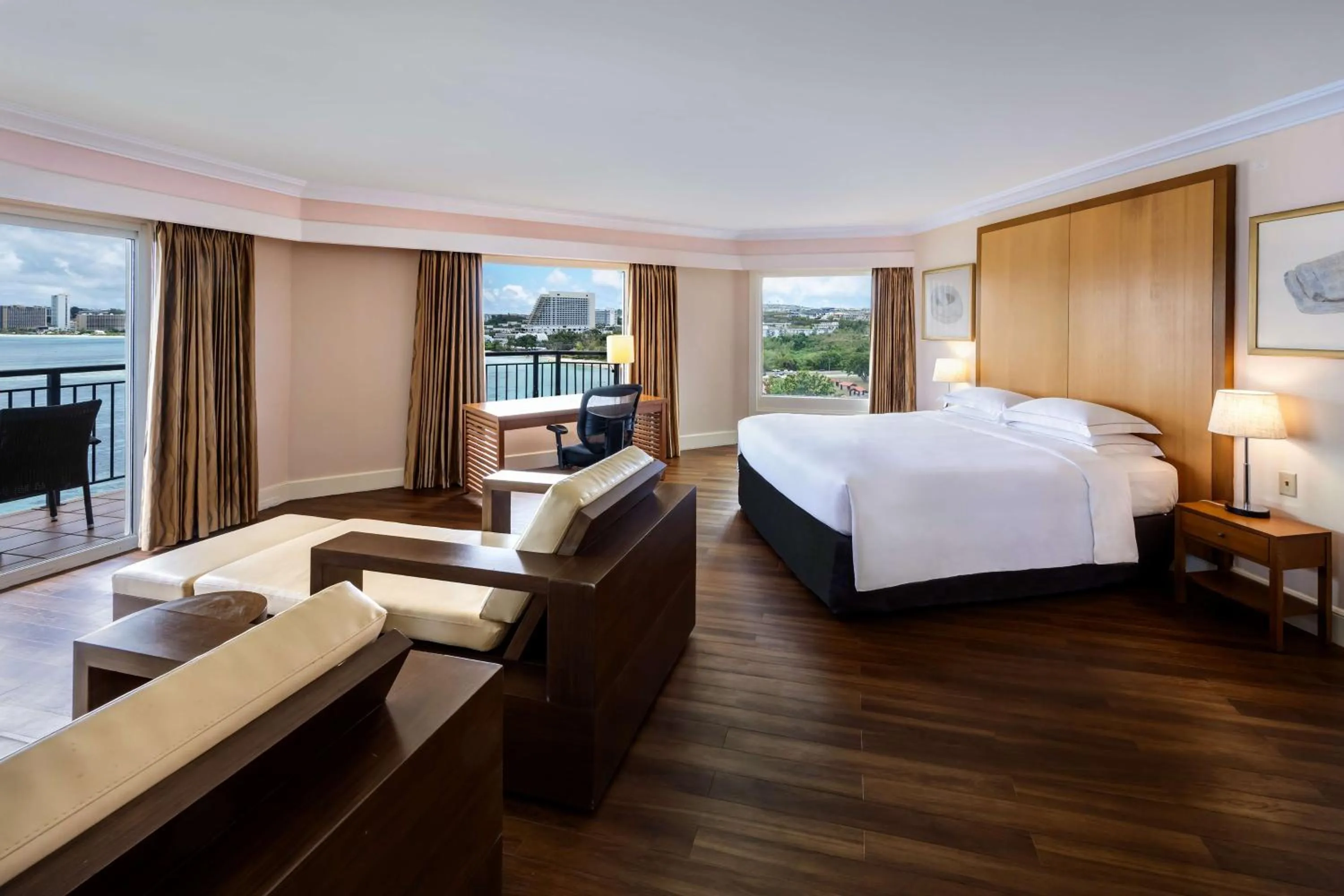 Living room, Bed in Hilton Guam Resort & Spa