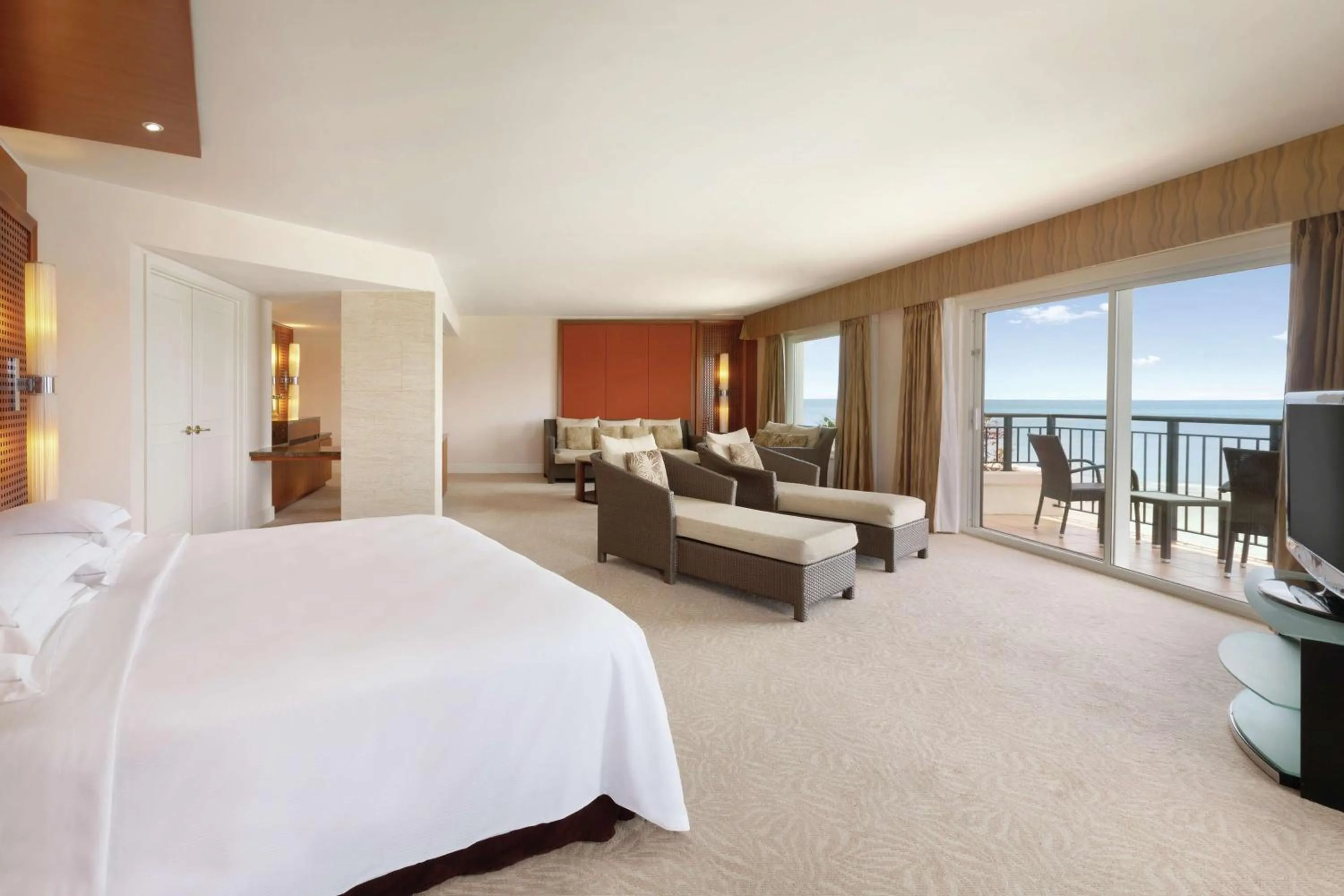 Living room, Bed in Hilton Guam Resort & Spa