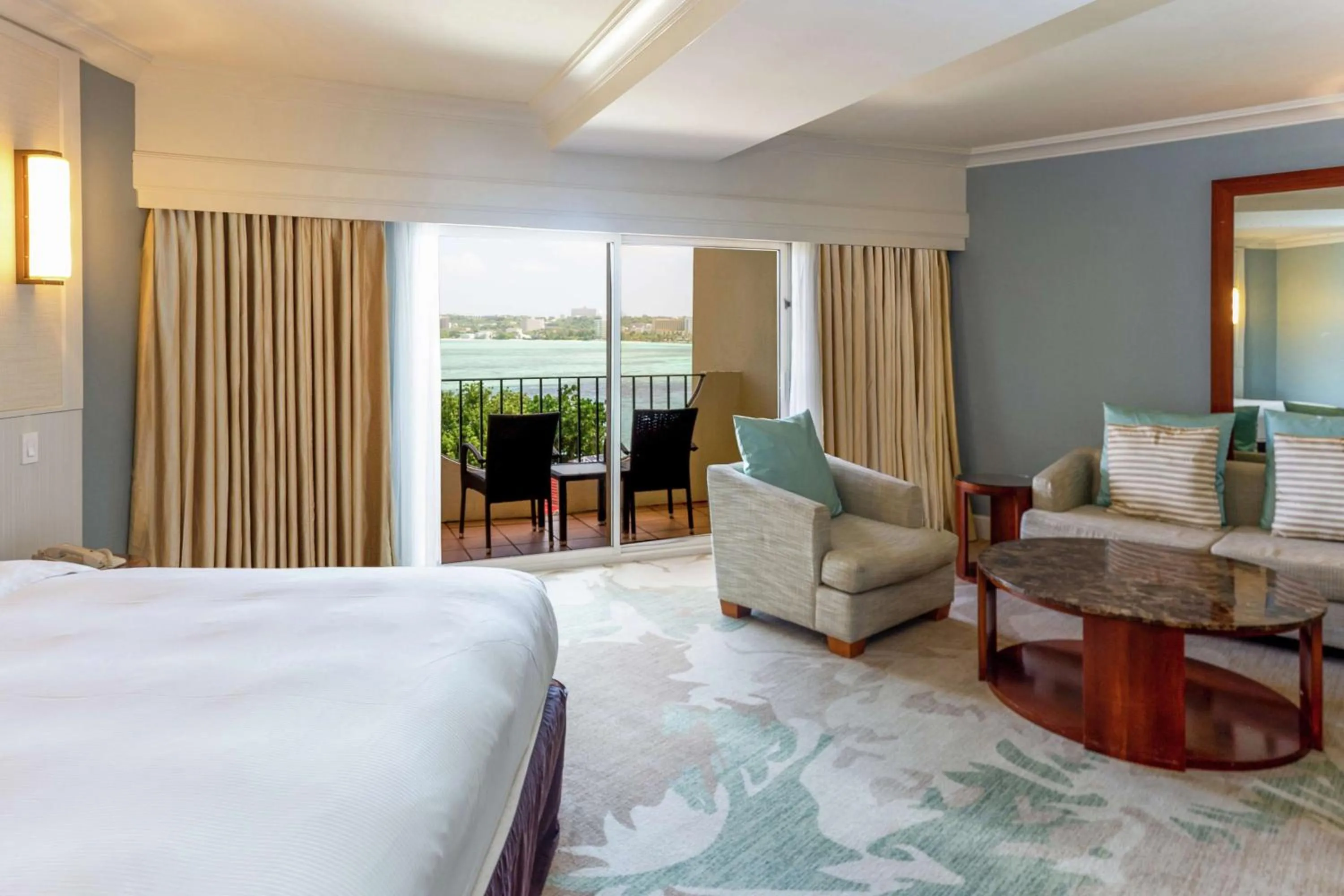 Living room, Bed in Hilton Guam Resort & Spa