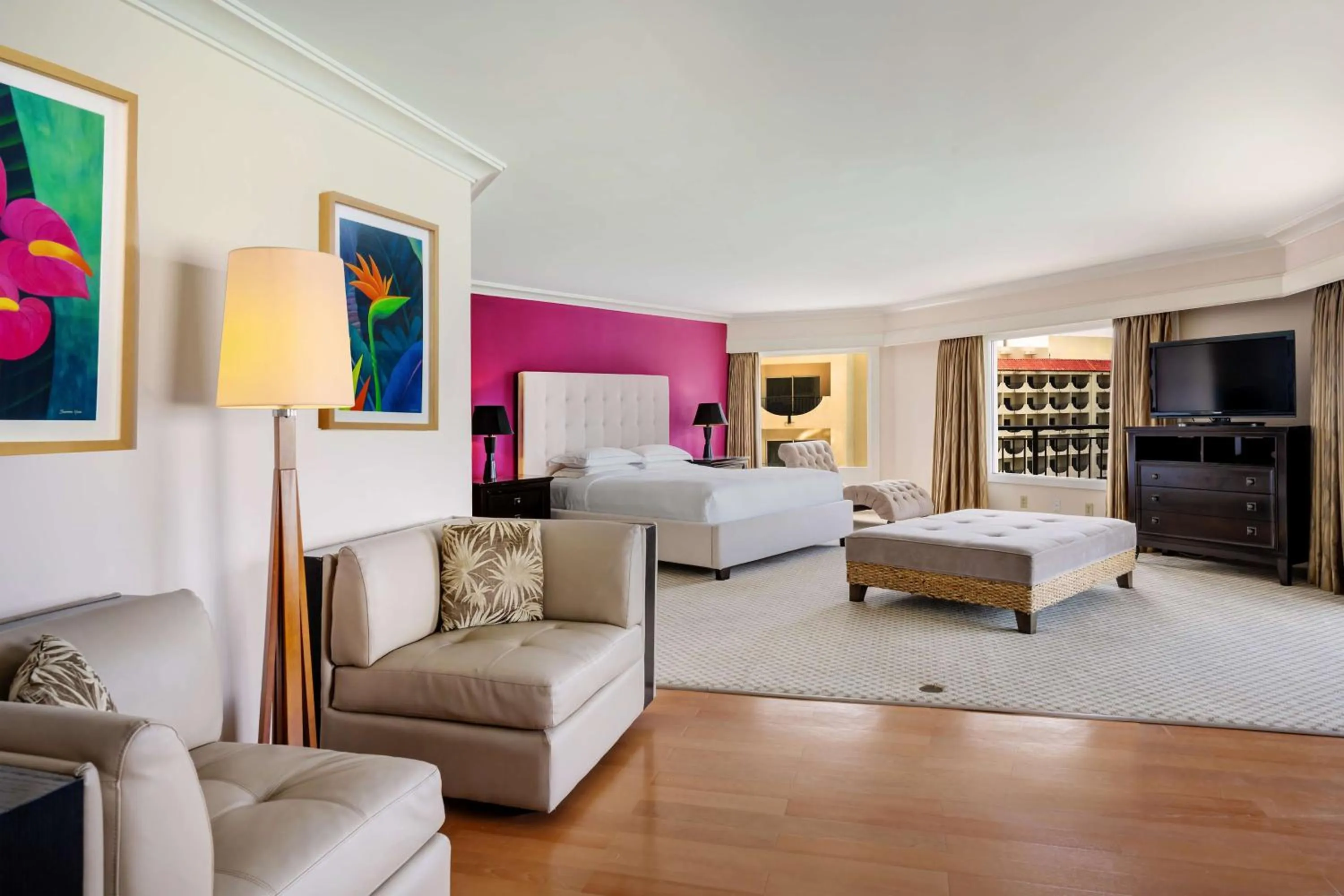 Living room, Bed in Hilton Guam Resort & Spa