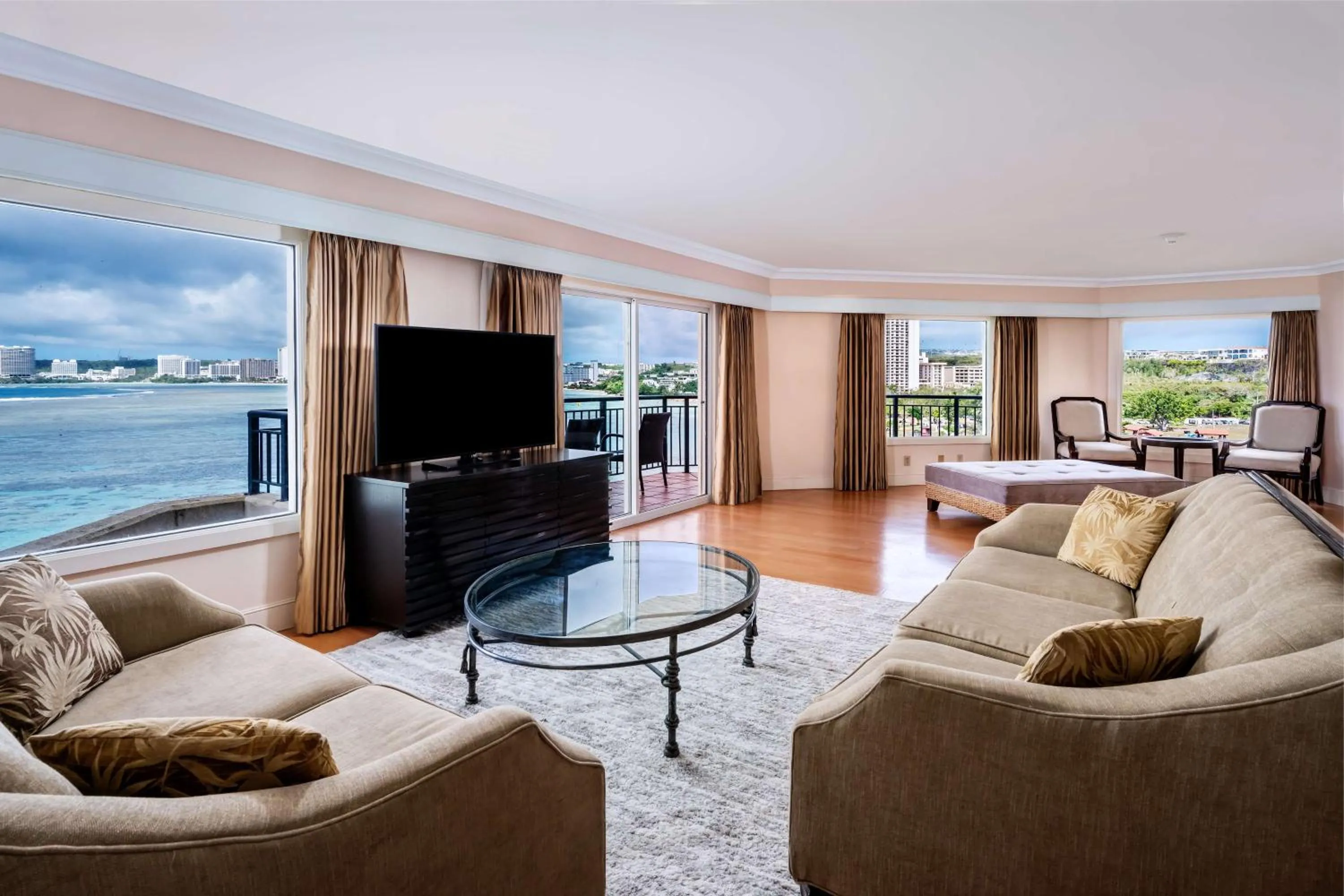 Living room in Hilton Guam Resort & Spa