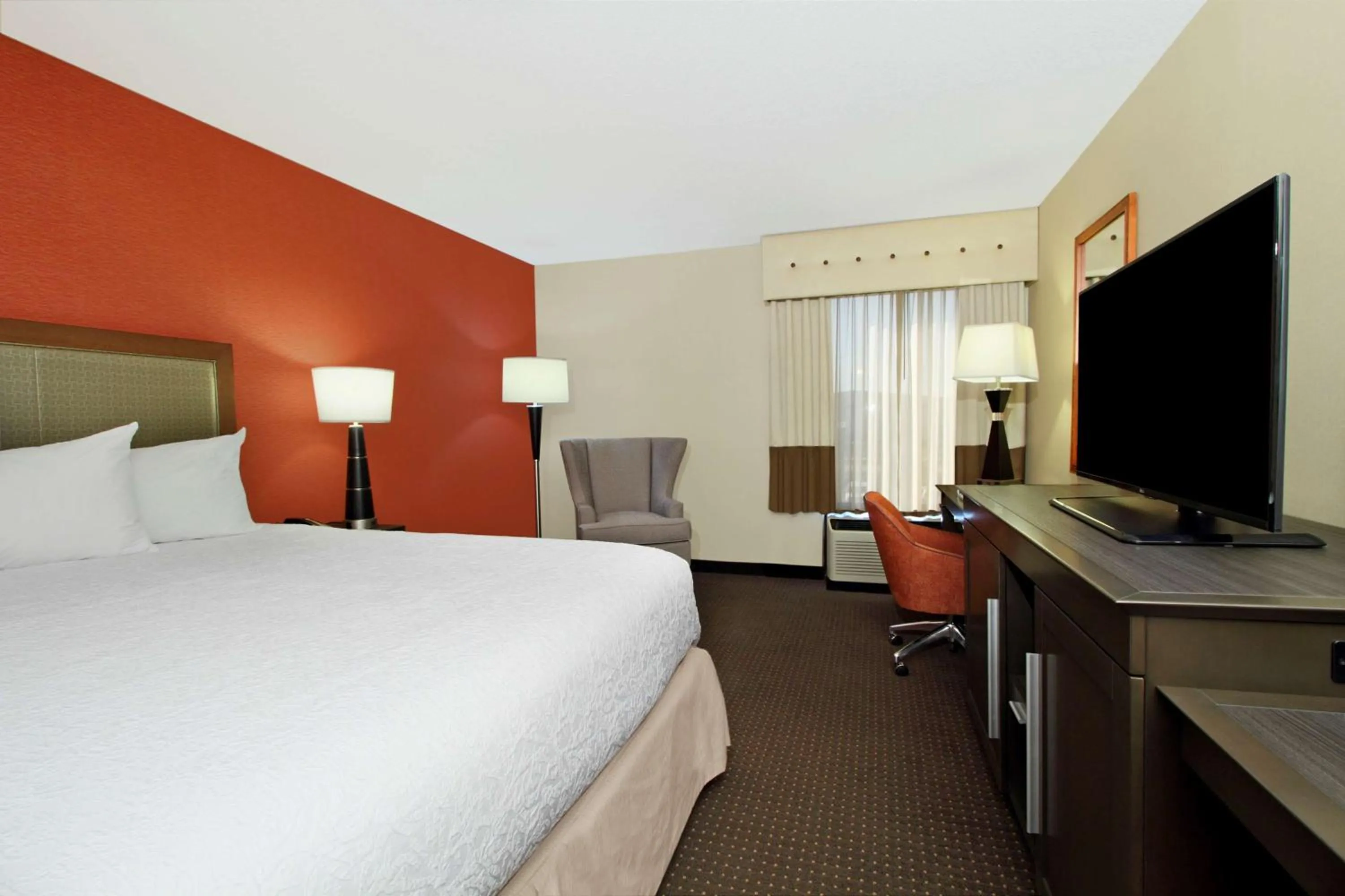 Bed in Hampton Inn Columbus-International Airport