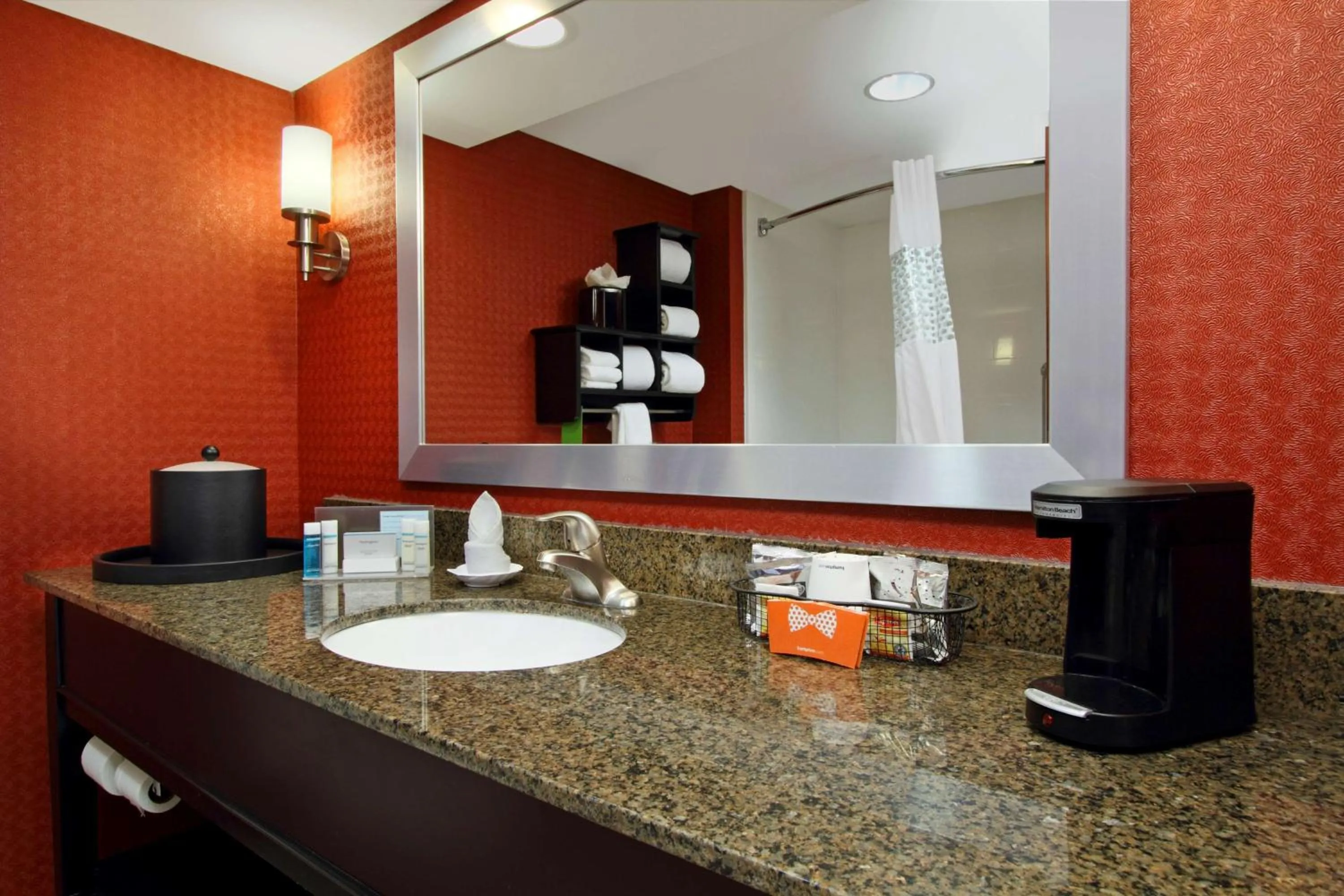 Bathroom in Hampton Inn Columbus-International Airport