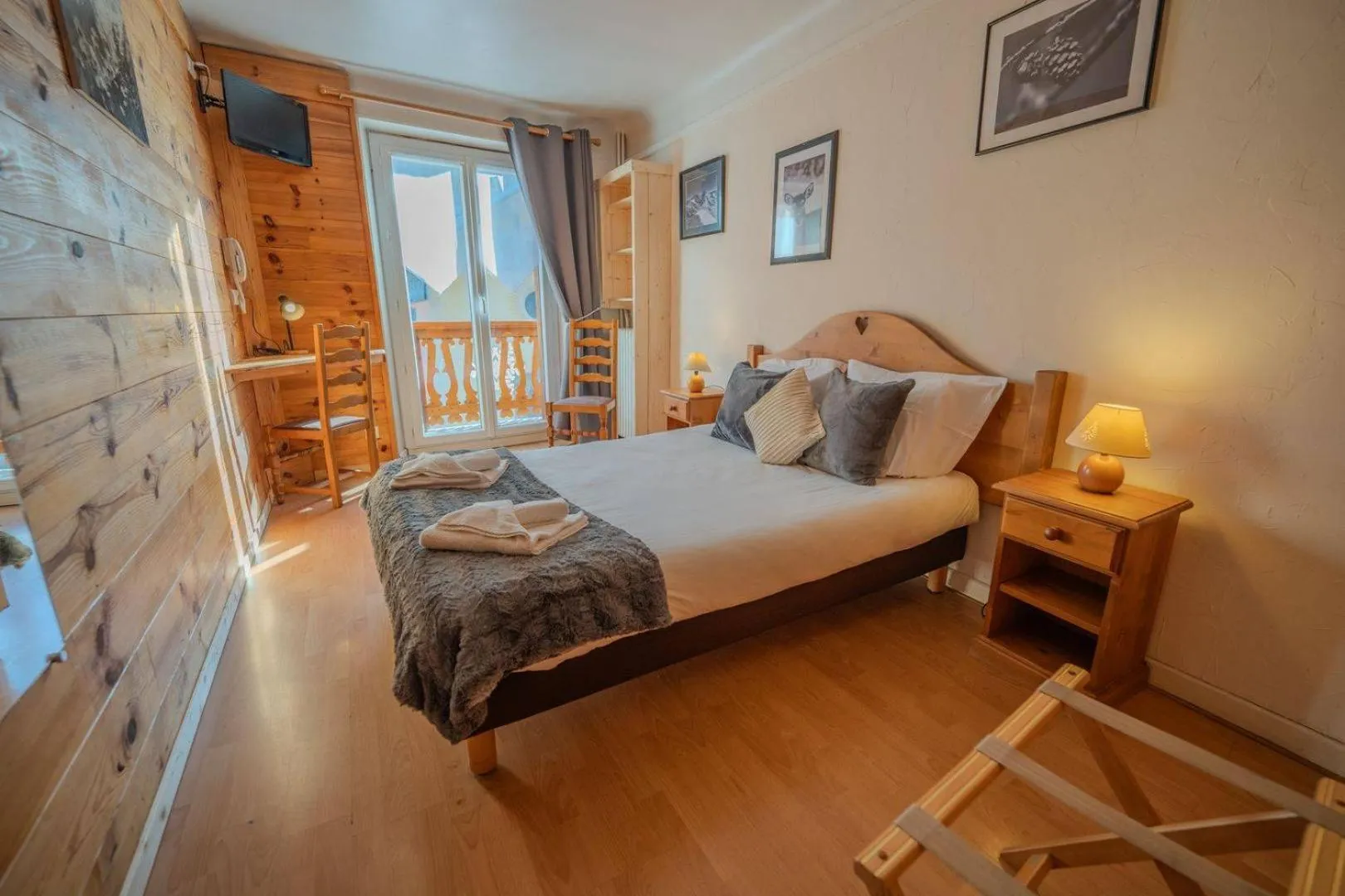 Bed in Hôtel du Centre