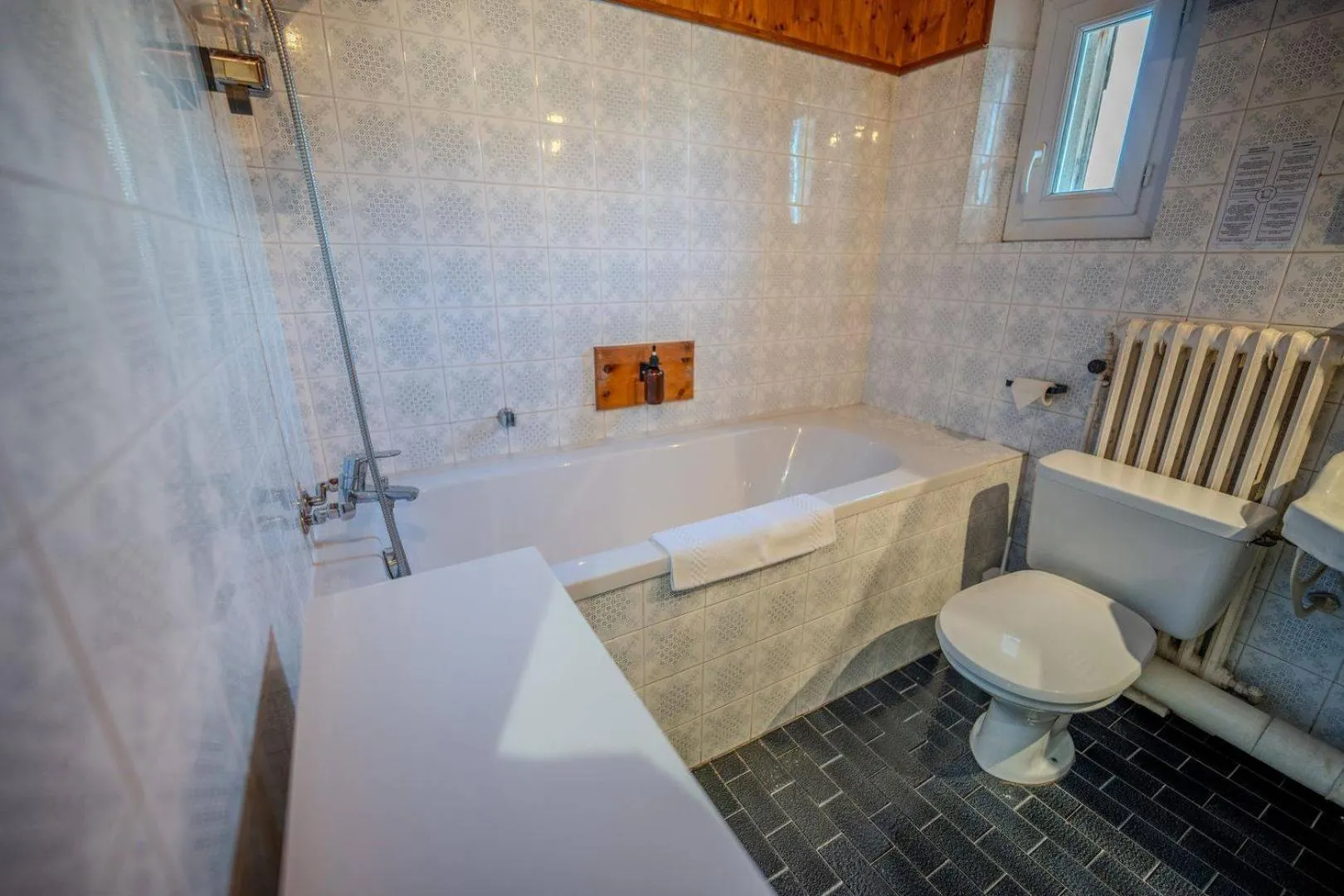 Toilet in Hôtel du Centre