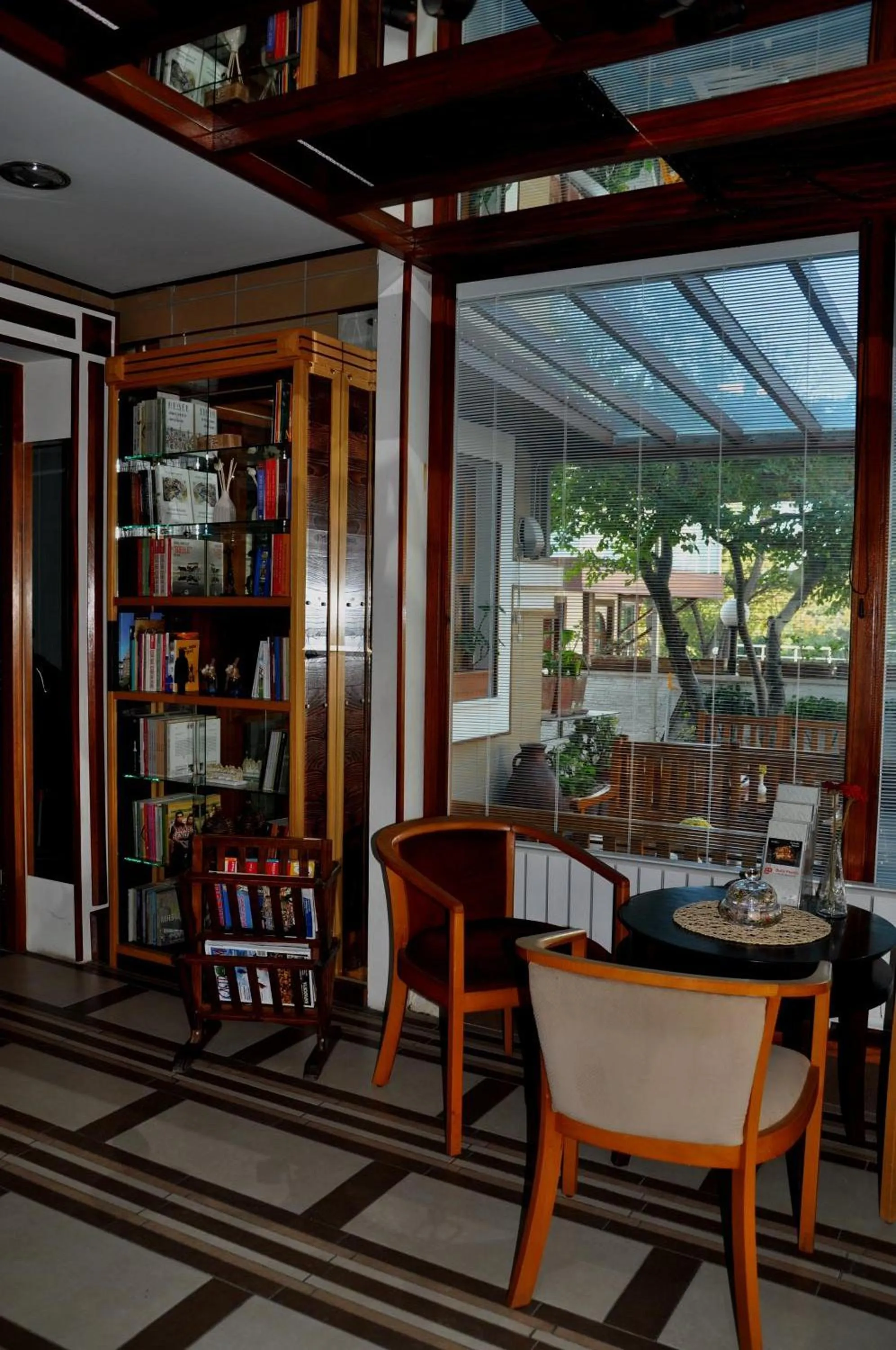 Library in Butik Pendik Hotel