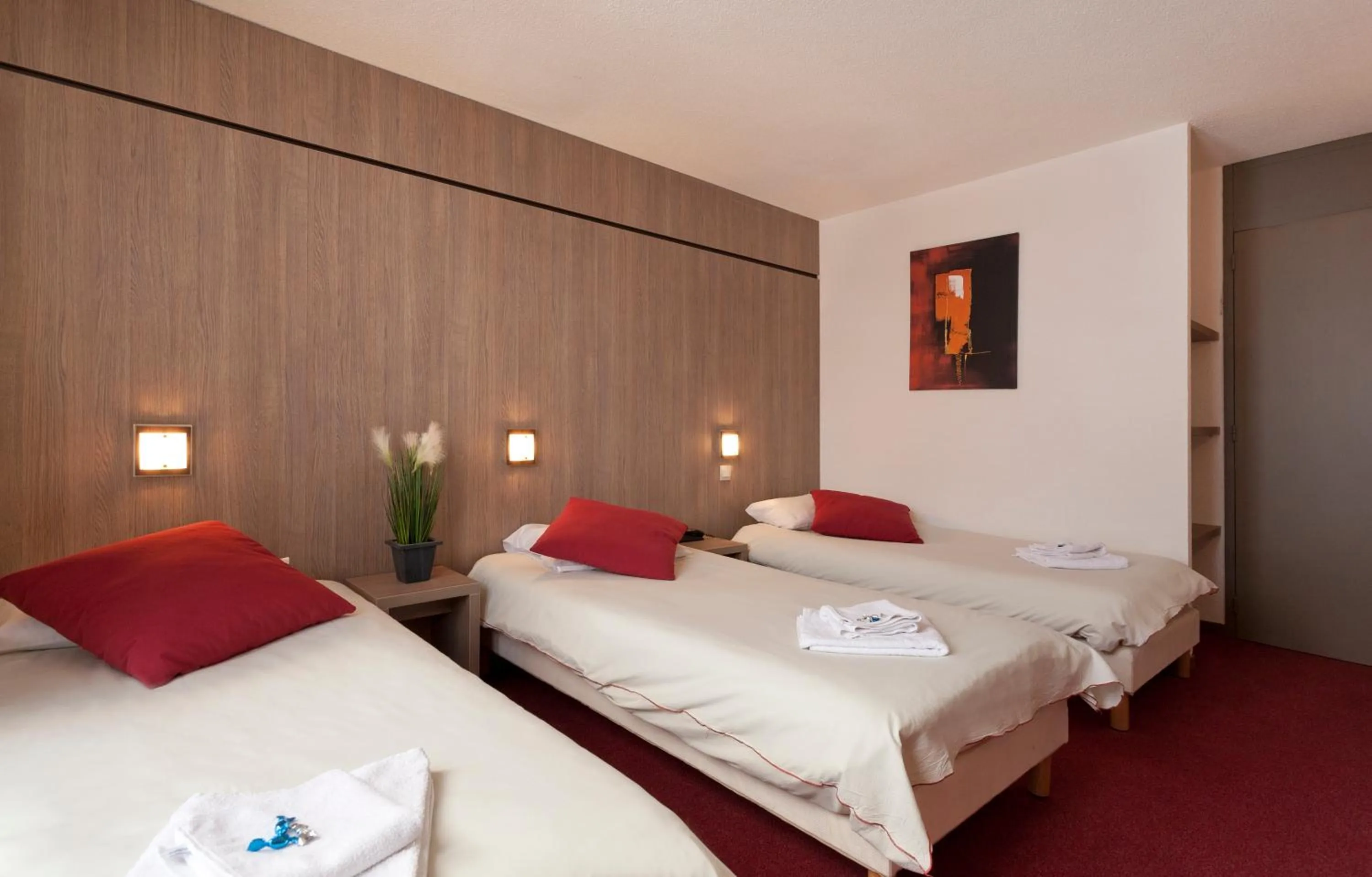 Balcony/Terrace, Bed in Hôtel Club MMV Les Mélèzes