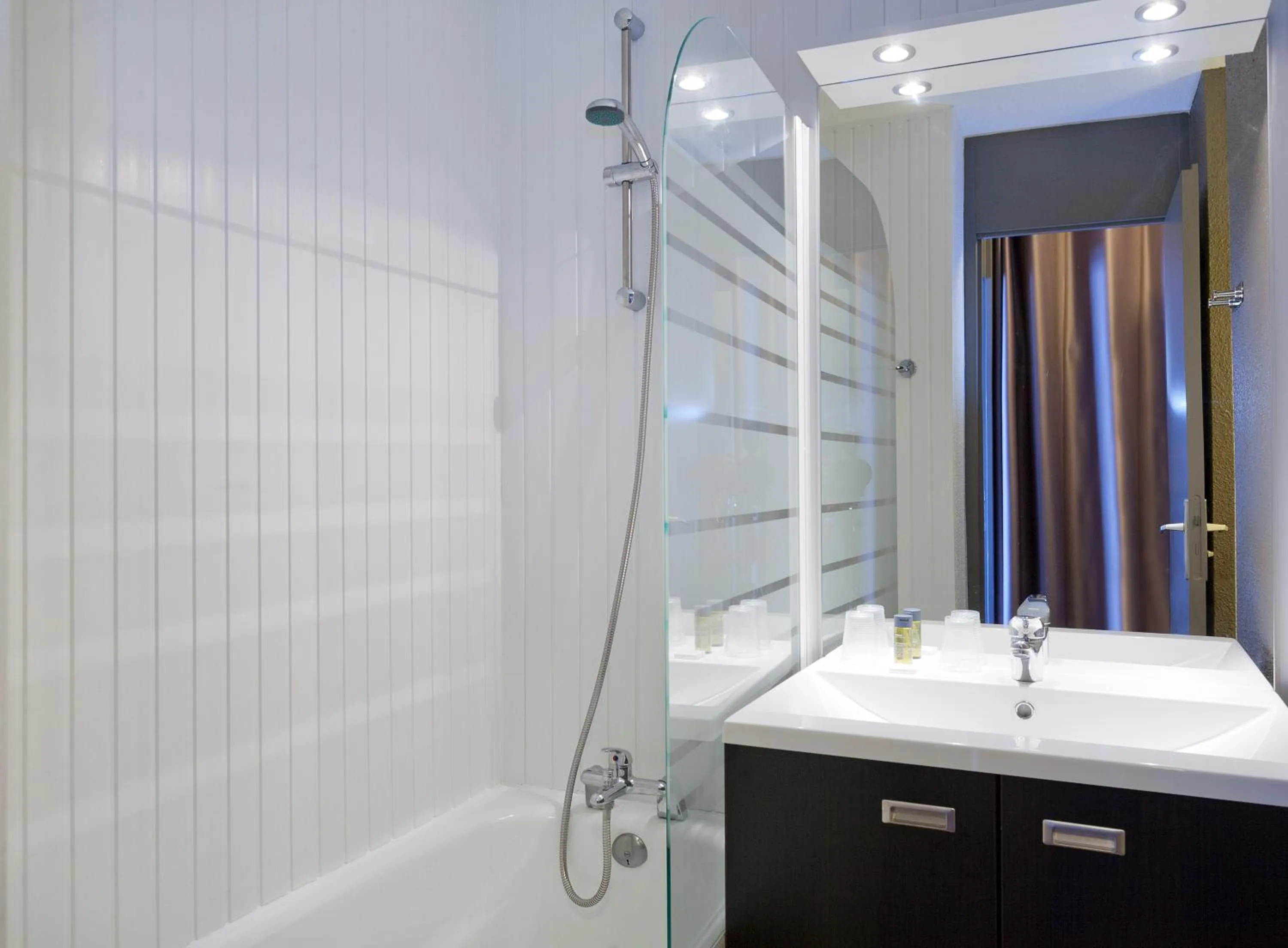 Shower in Hôtel Club MMV Les Mélèzes