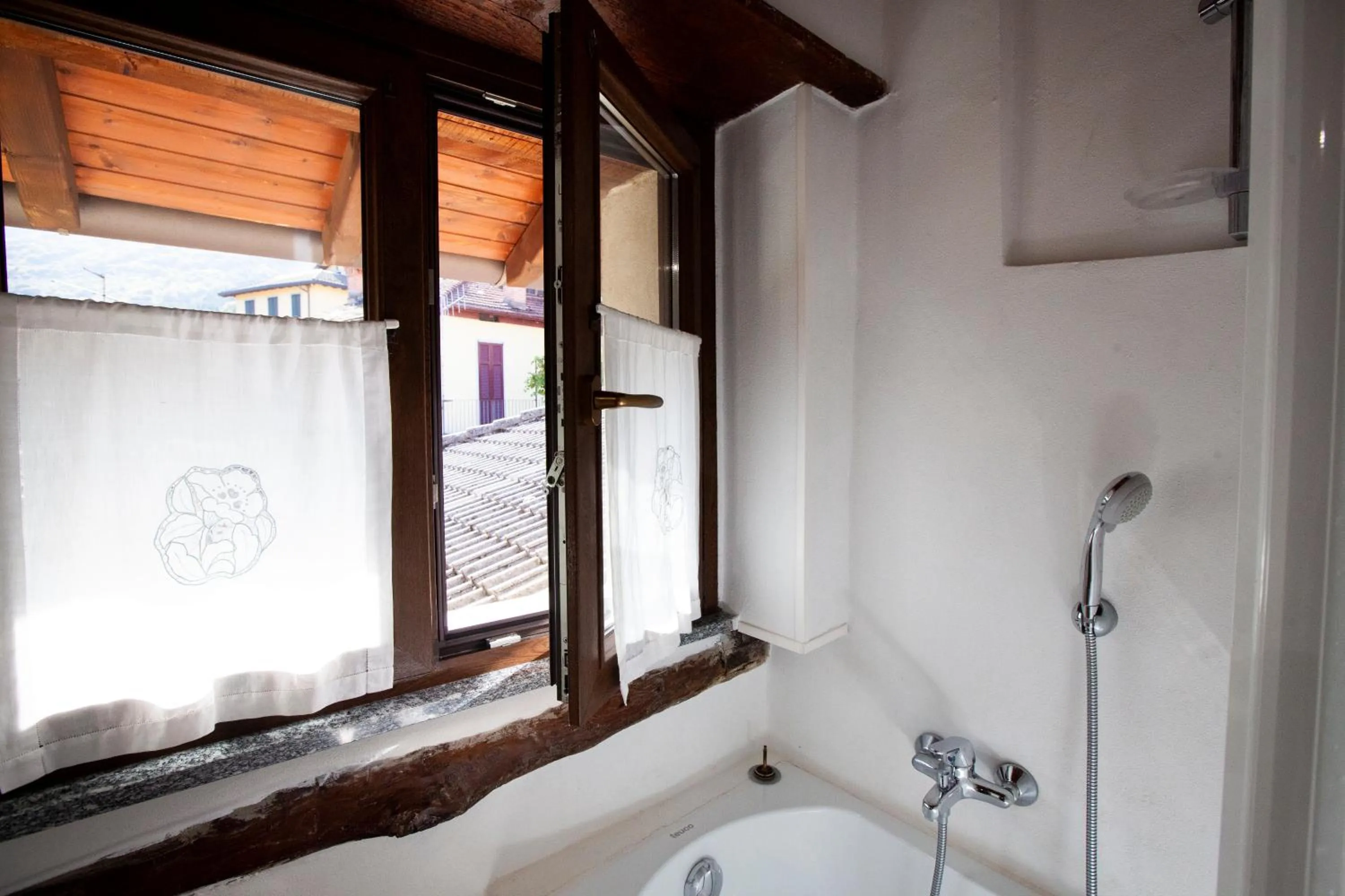 Shower in Antica Molina