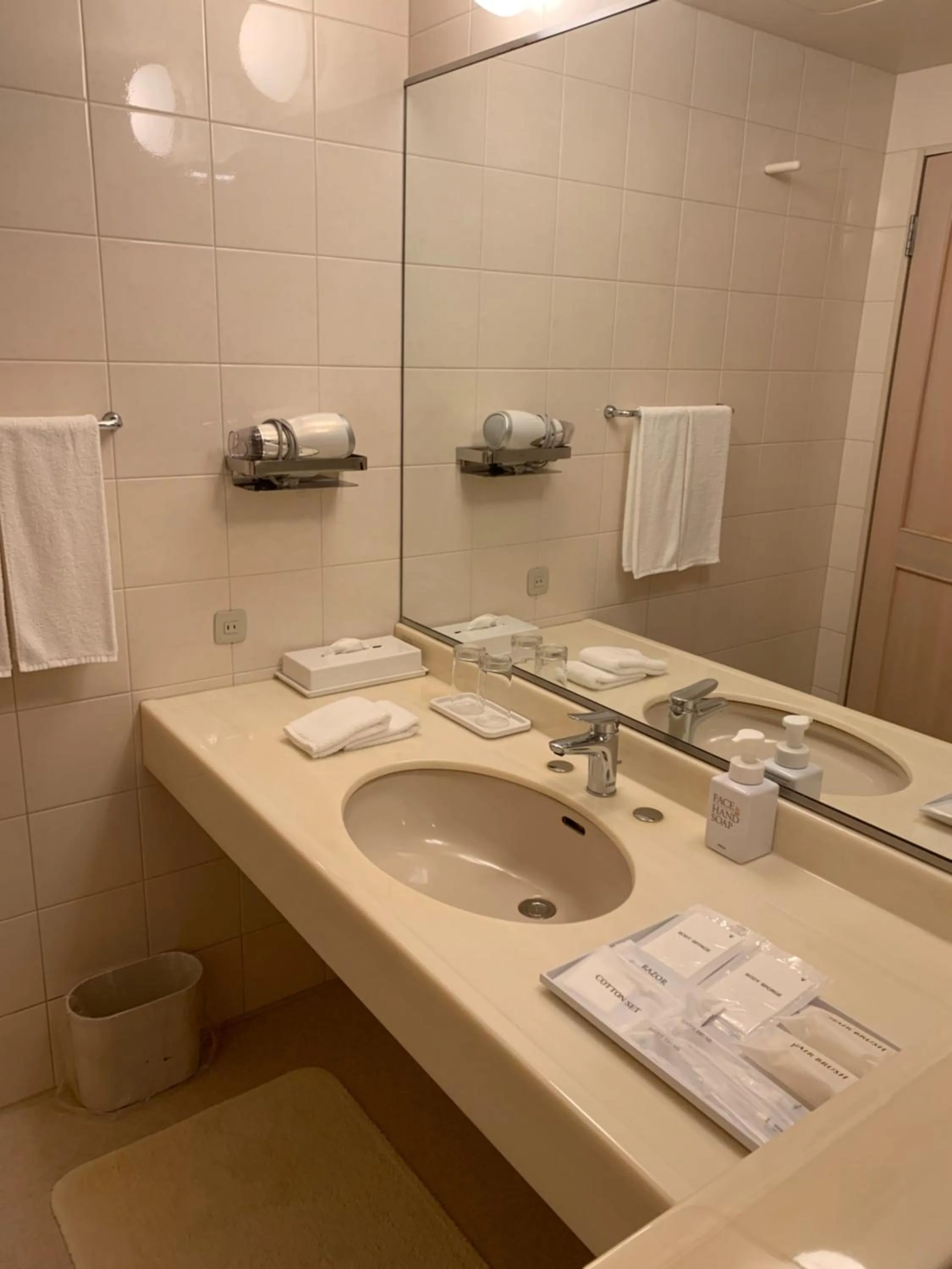 Shower in Luke Plaza Hotel