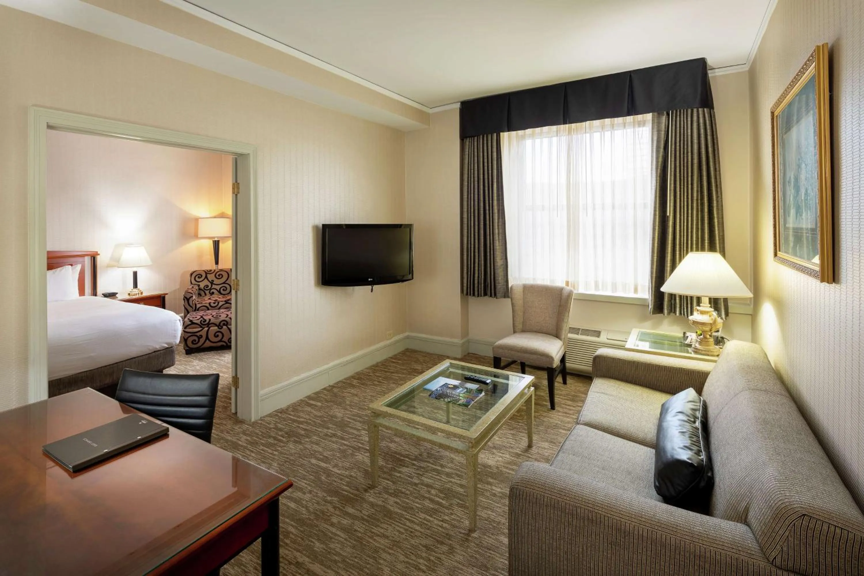 Living room, Bed in Hilton Cincinnati Netherland Plaza
