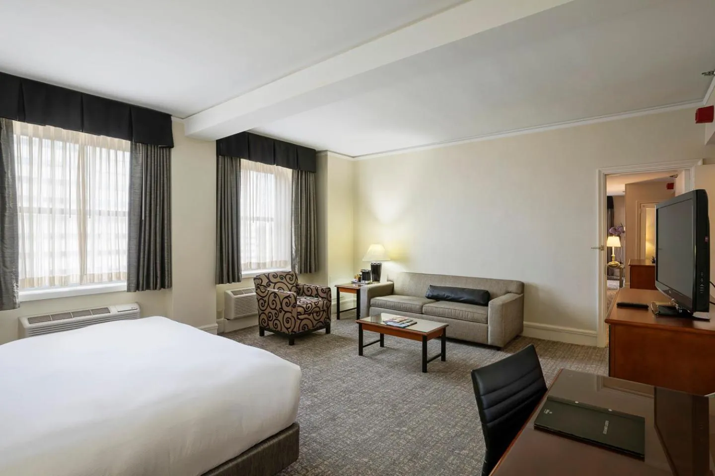 Photo of the whole room, Bed in Hilton Cincinnati Netherland Plaza