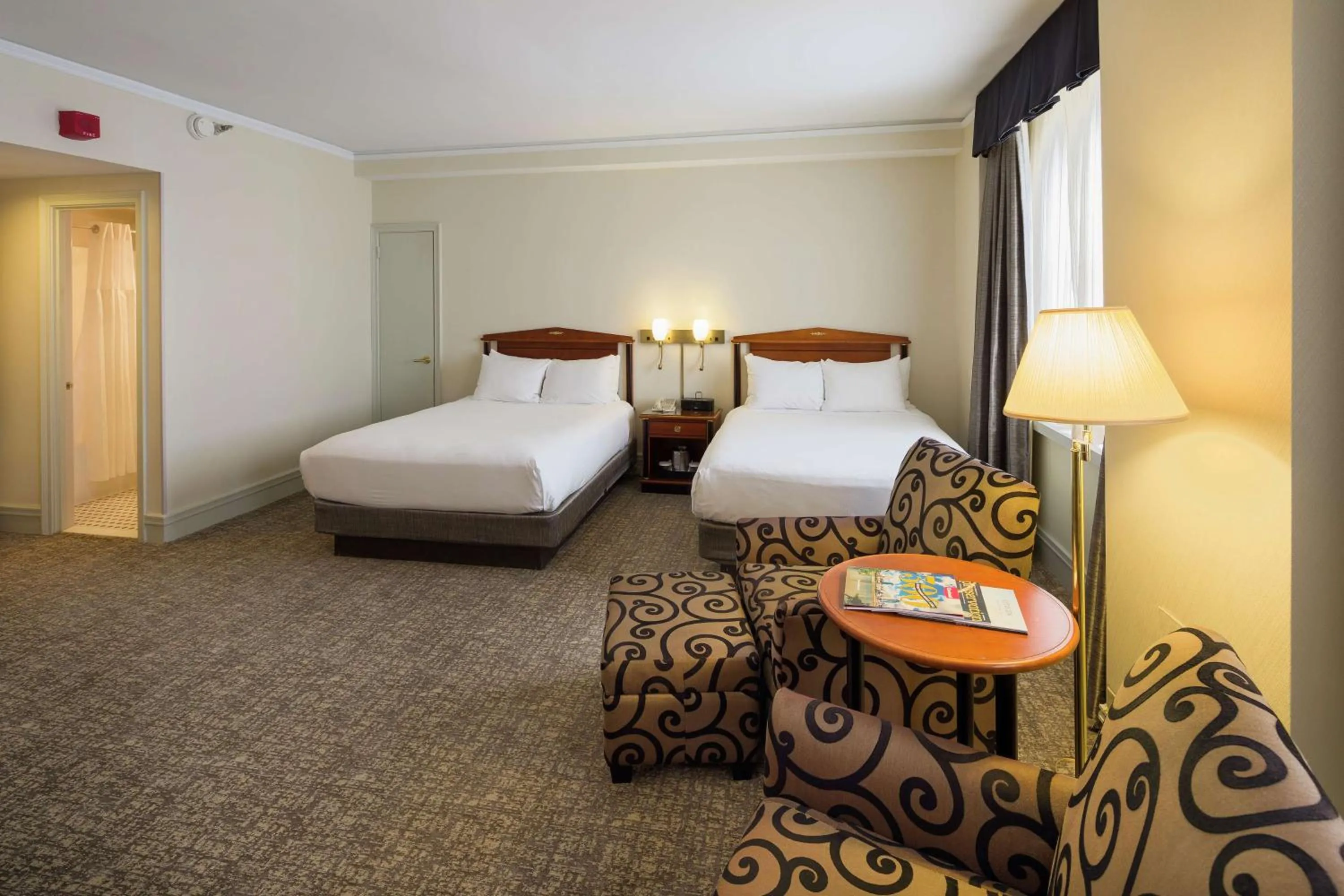 Living room, Bed in Hilton Cincinnati Netherland Plaza