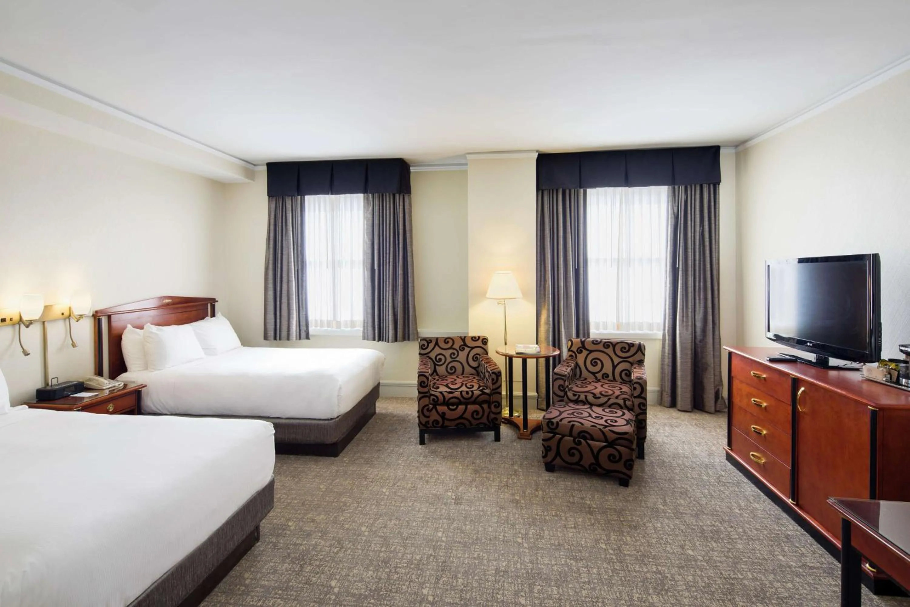 Bedroom, Bed in Hilton Cincinnati Netherland Plaza