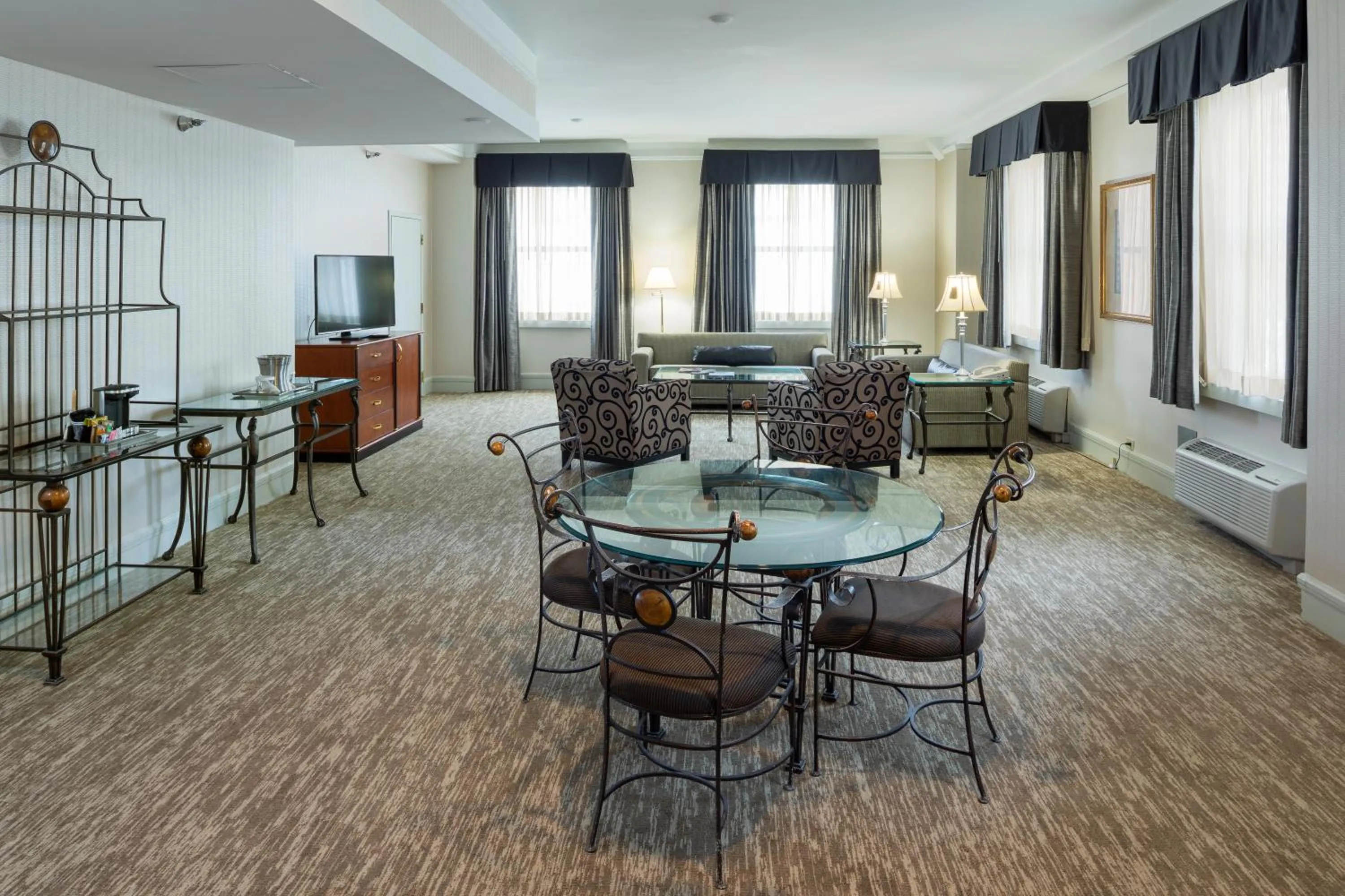 Living room in Hilton Cincinnati Netherland Plaza