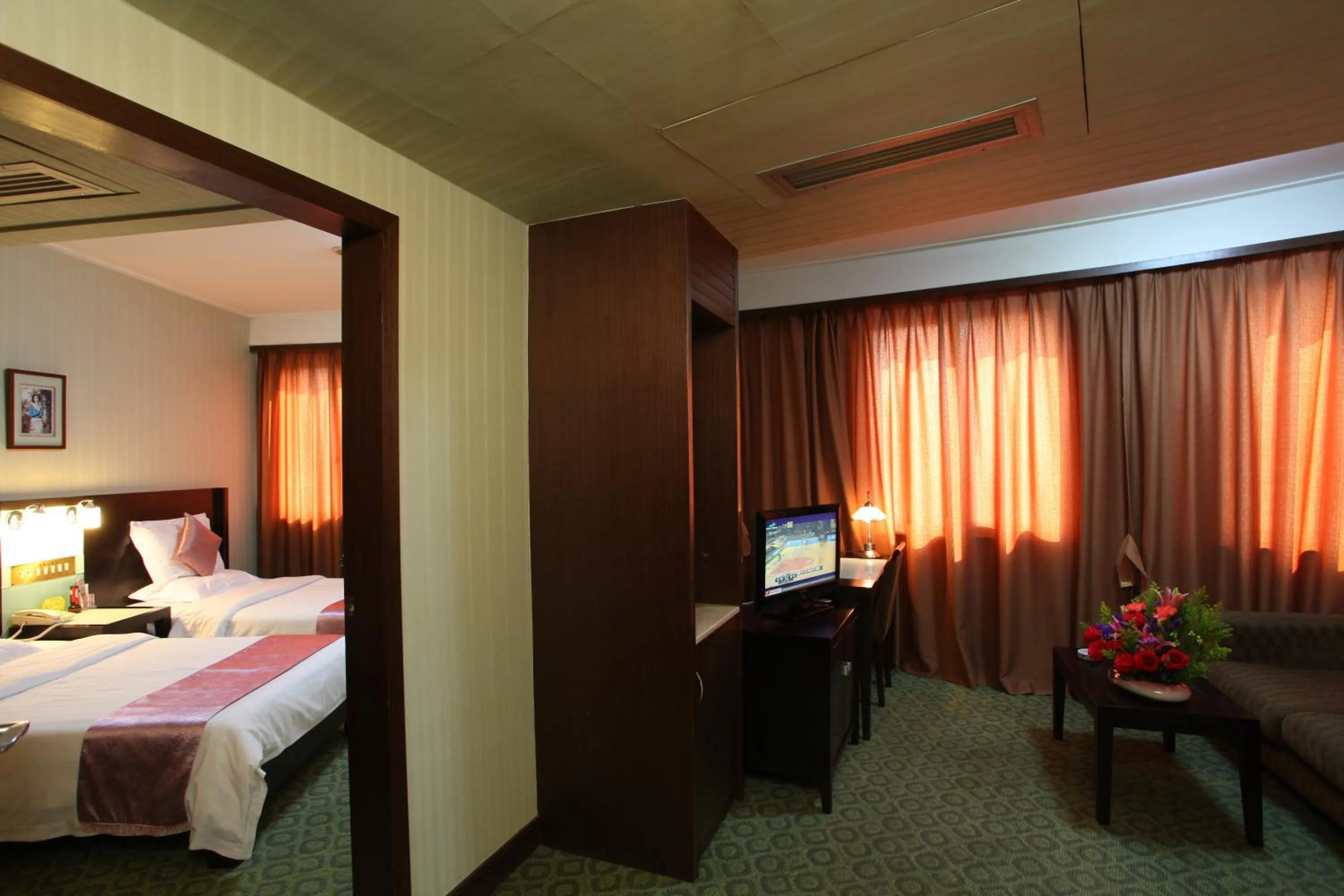 Photo of the whole room, Bed in Xin Hua Hotel Guangzhou