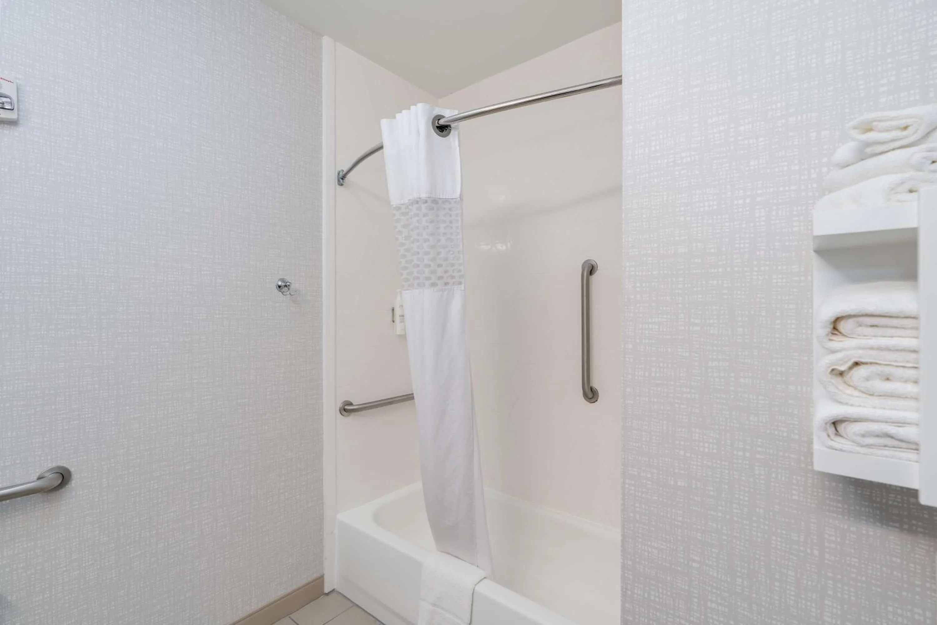 Bathroom in Hampton Inn Bloomington West