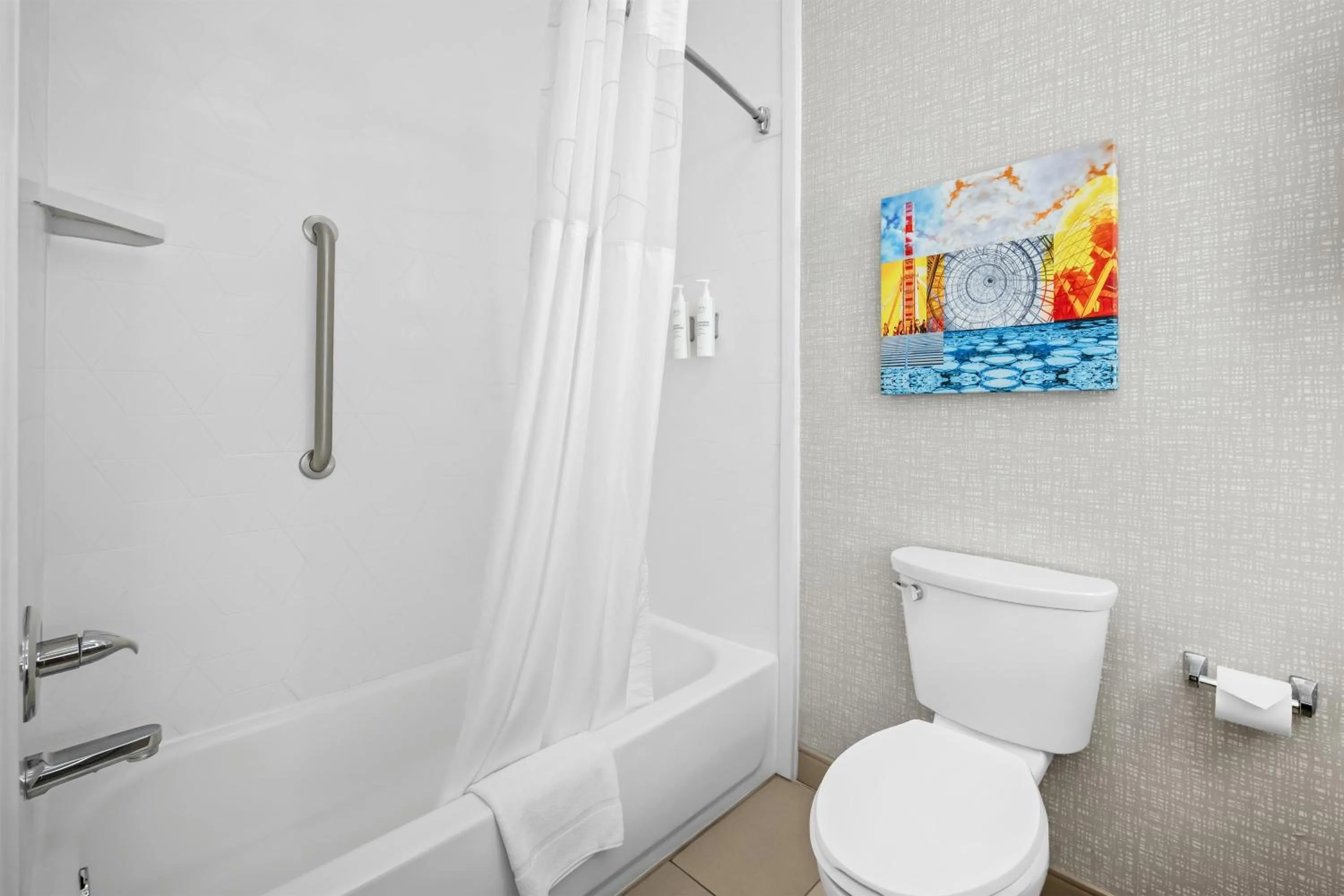 Bathroom in Hampton Inn Bloomington West