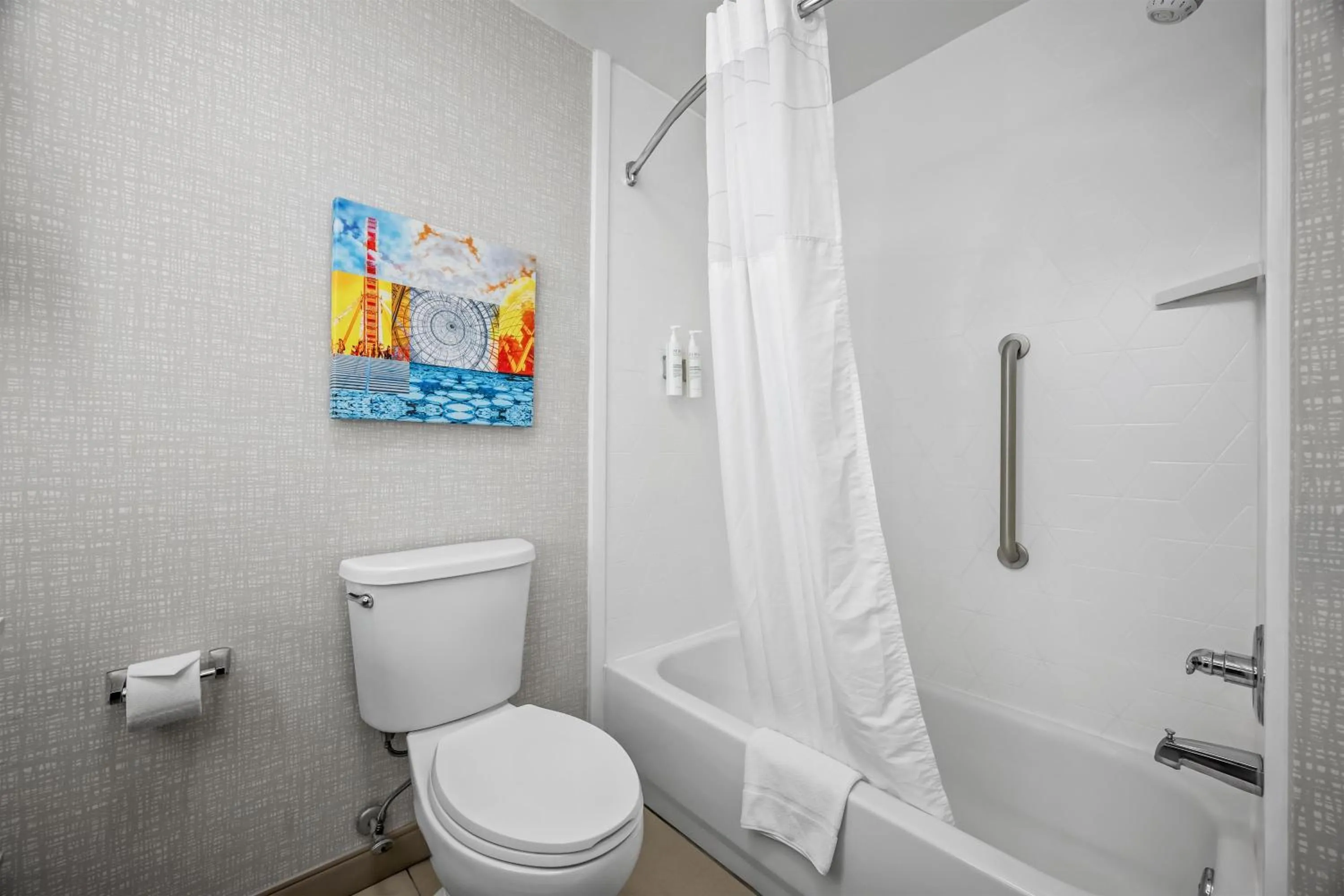 Bathroom in Hampton Inn Bloomington West