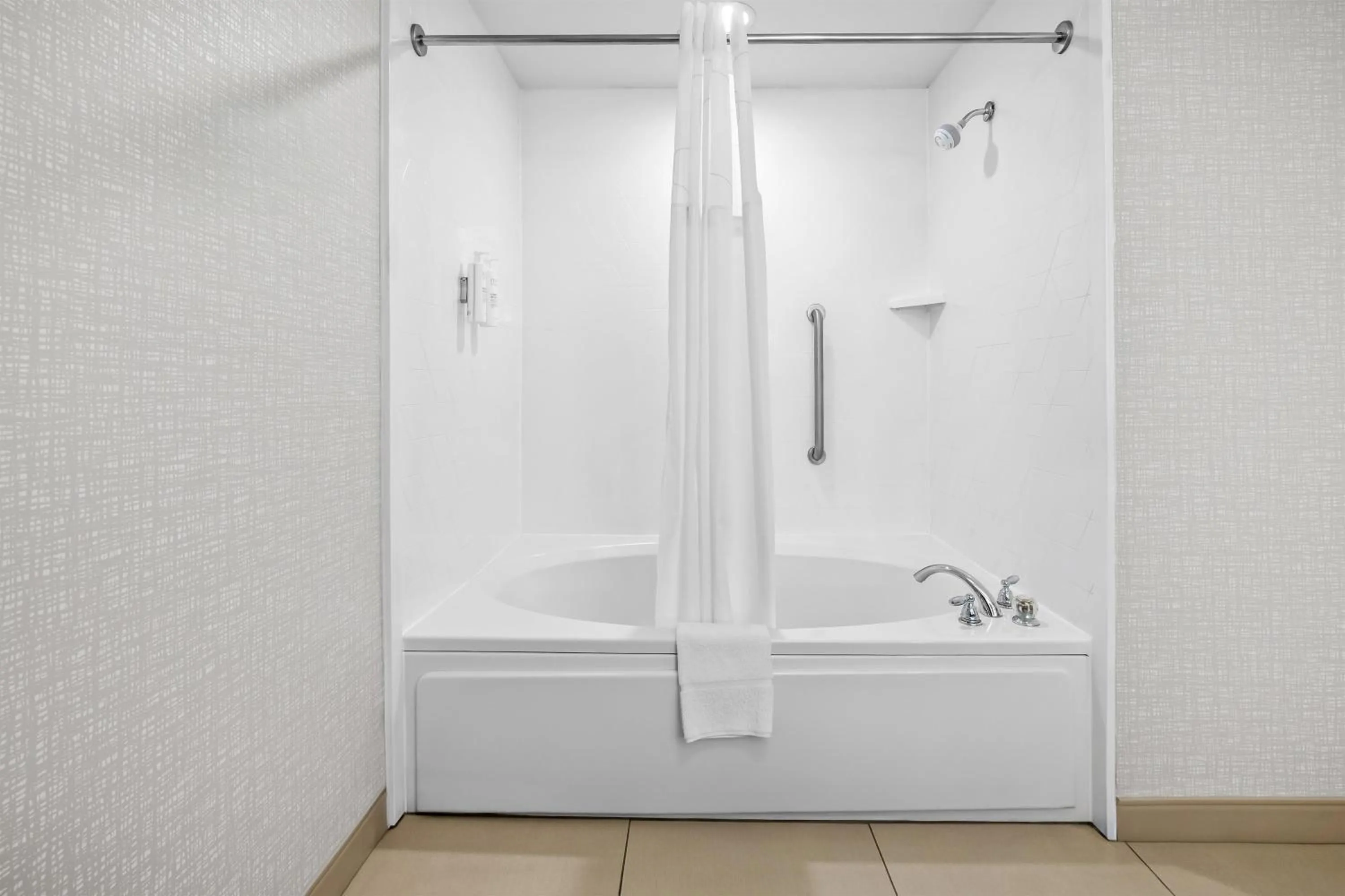 Bathroom in Hampton Inn Bloomington West