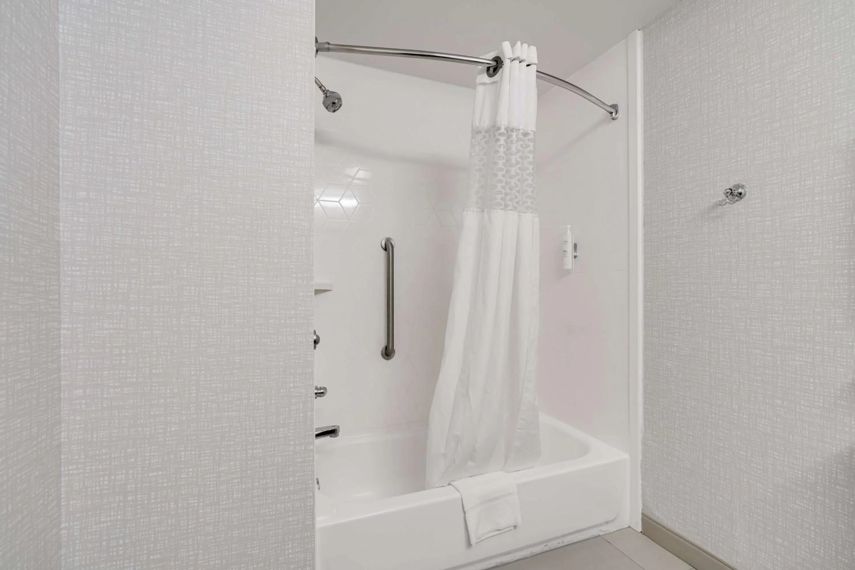 Bathroom in Hampton Inn Bloomington West