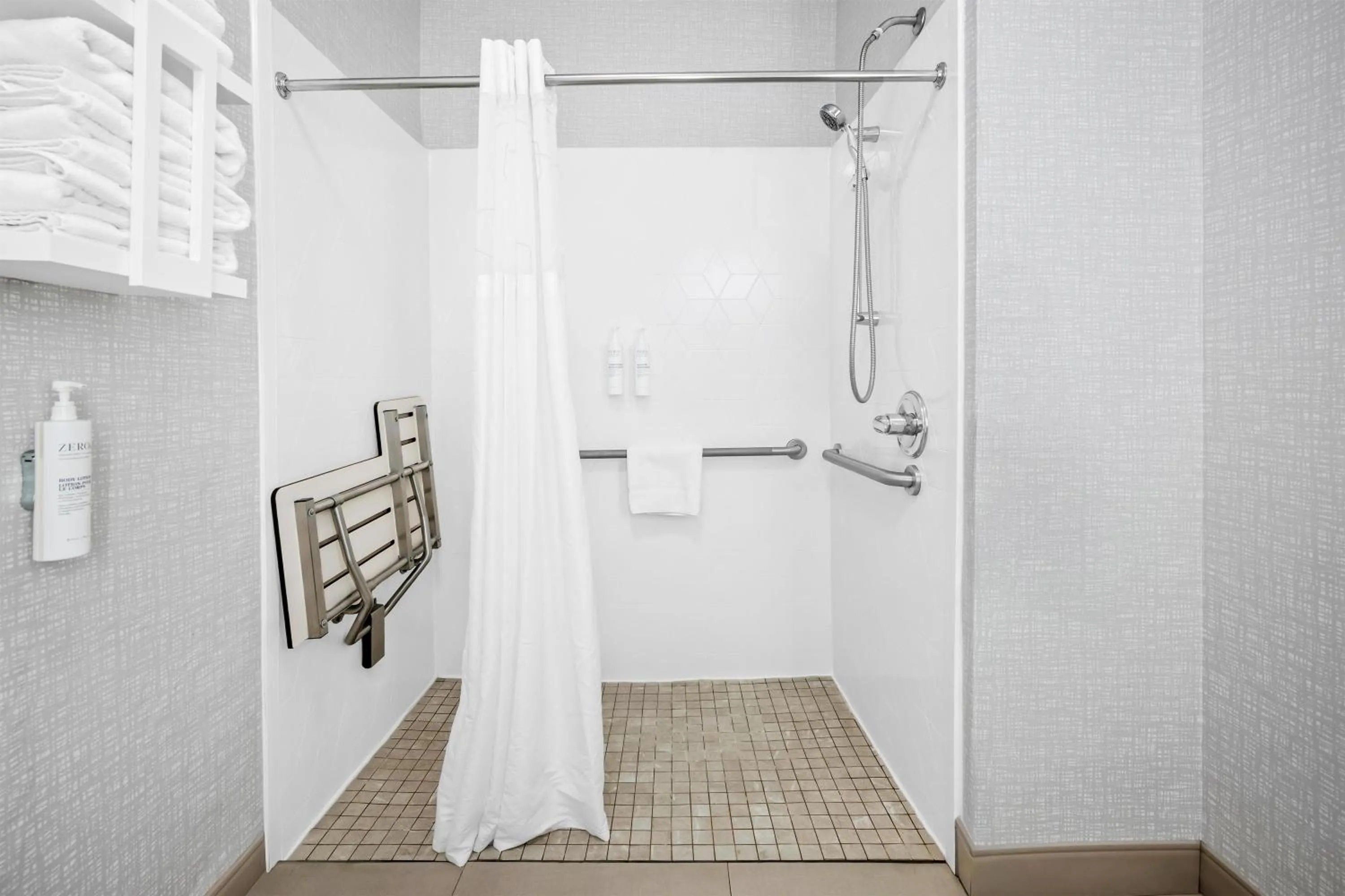 Bathroom in Hampton Inn Bloomington West